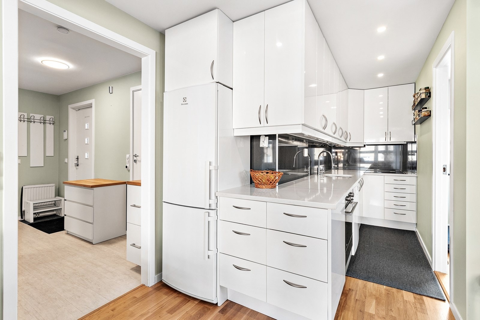 Moderne kjøkken med glatte fronter og god arbeidsplass. Galleribilde