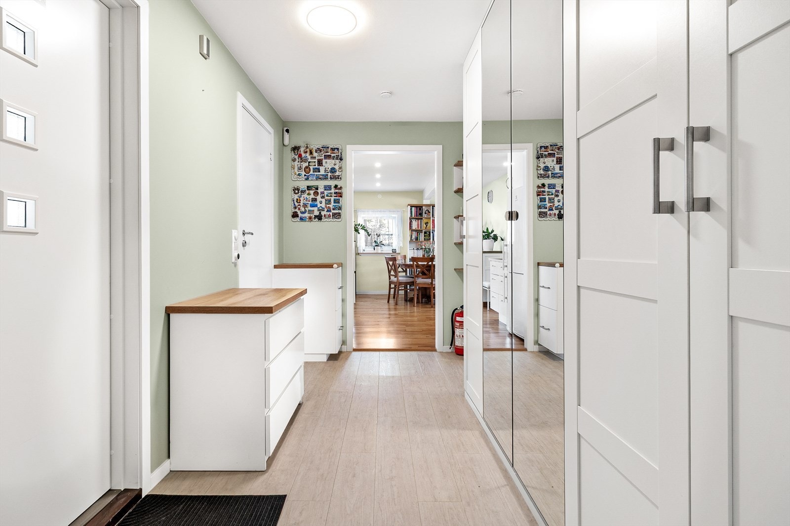 Stor entre med god plass til garderobe og oppbevaring. Galleribilde