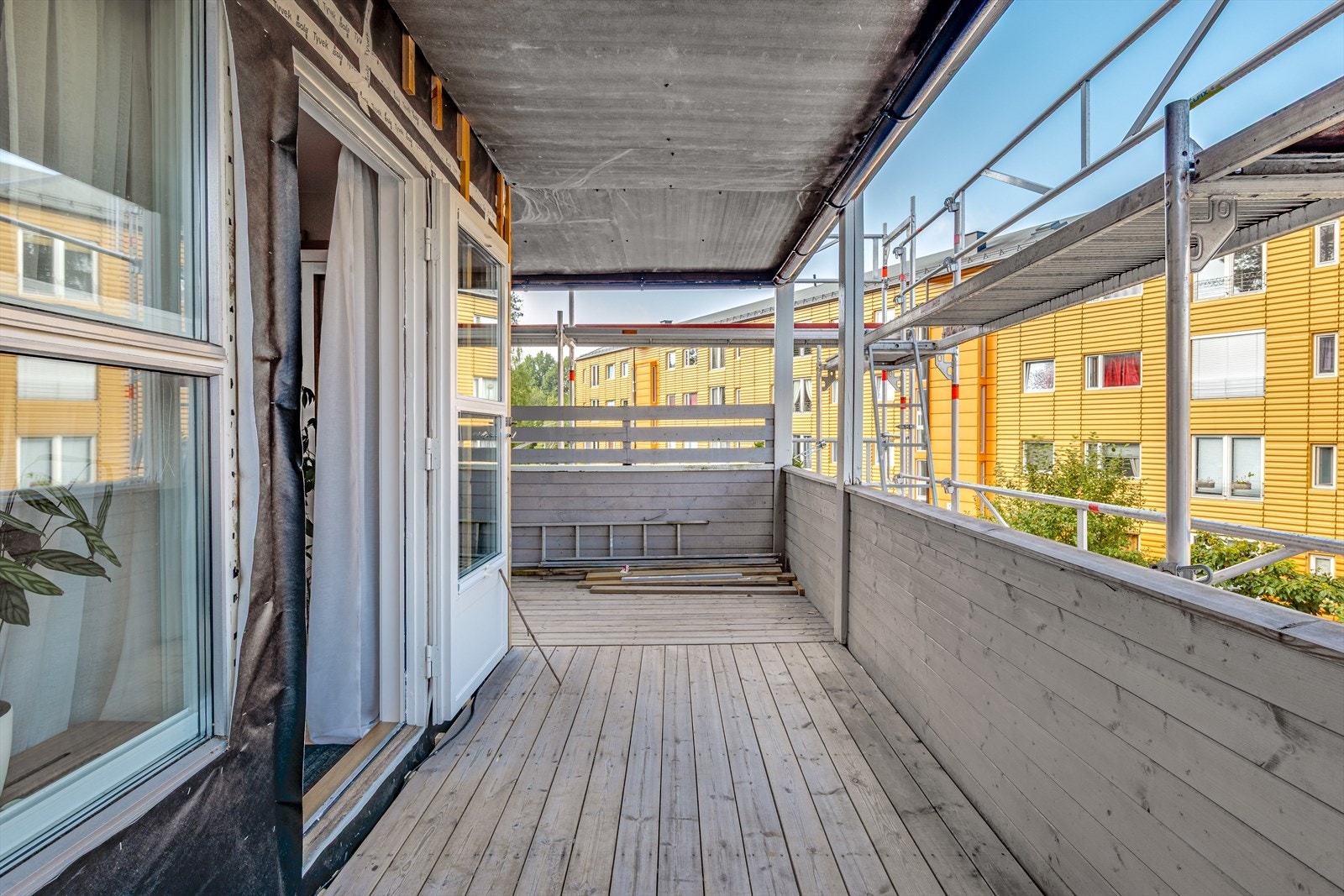 Solrik balkong på ca. 11,5 kvm med god plass til sittegruppe. Galleribilde