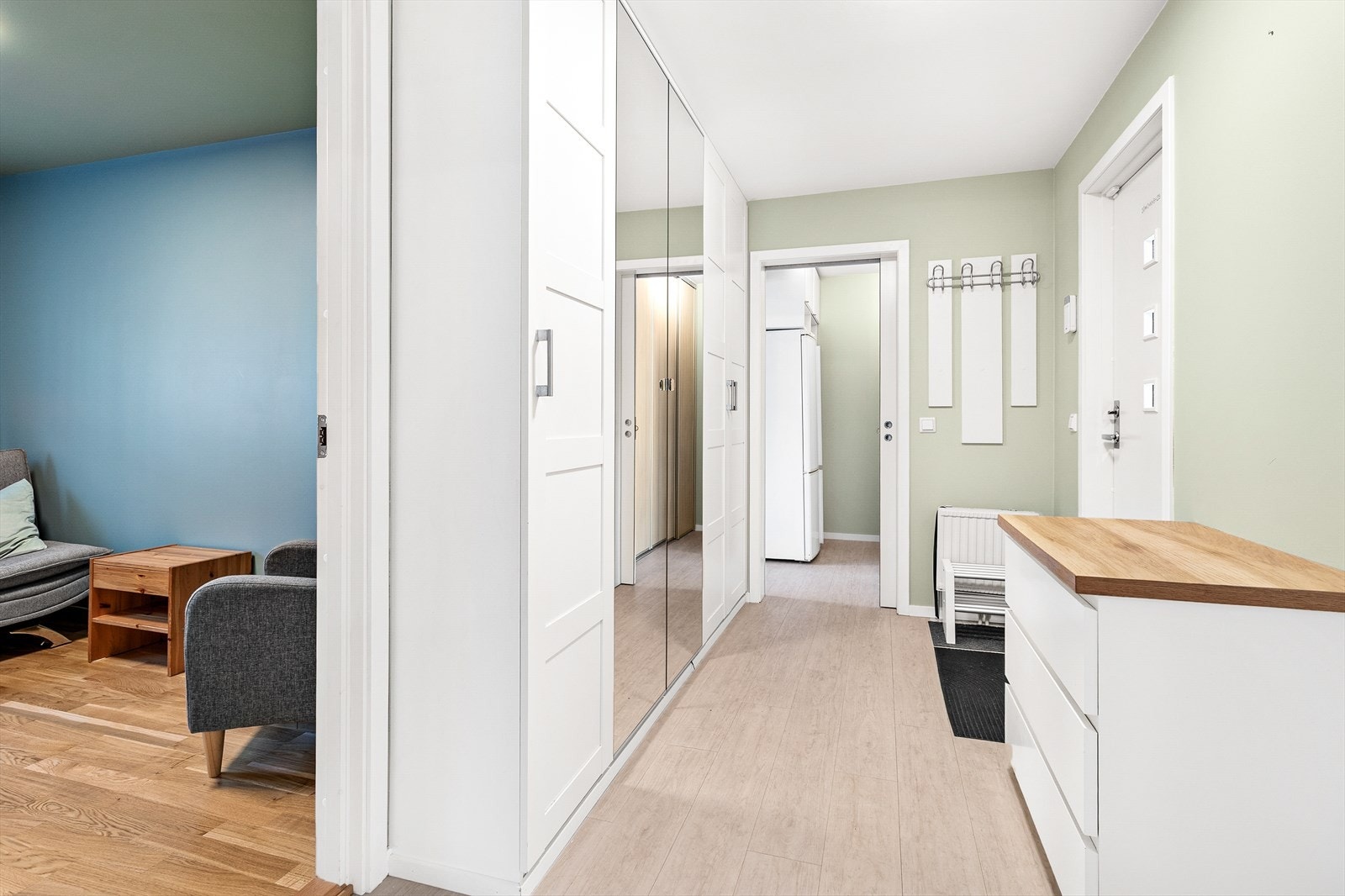 Lys og innbydende gang som binder rommene sammen. Galleribilde