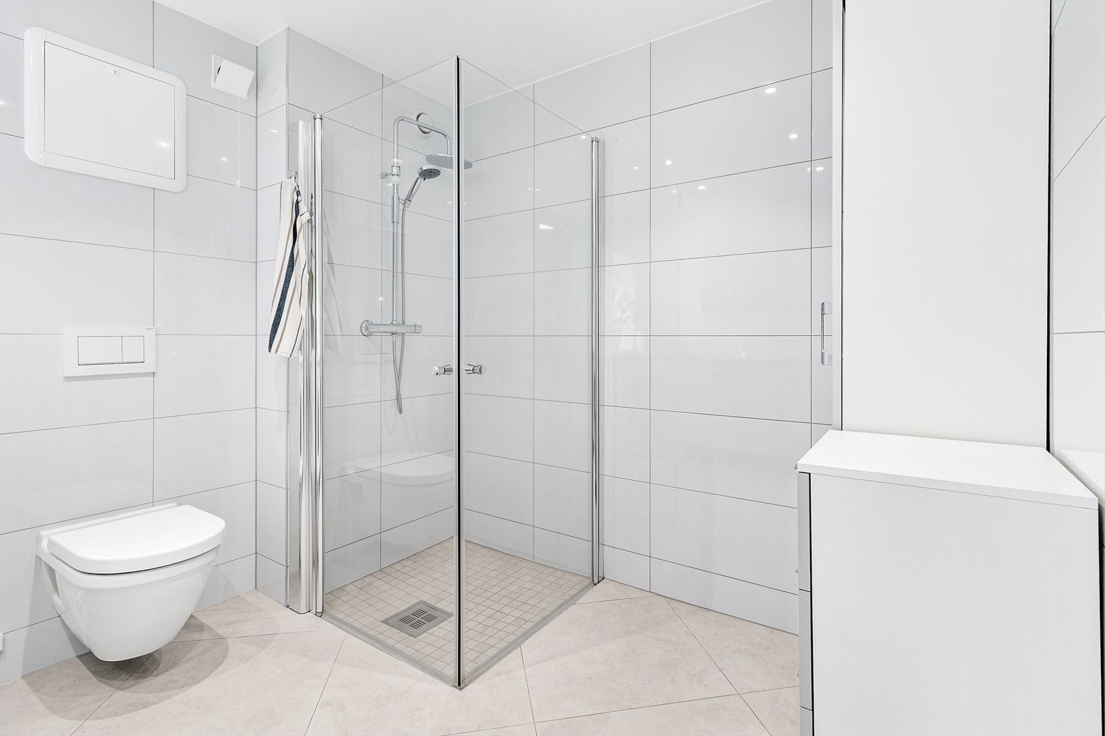 Praktisk bad med god plass og tidsriktig innredning. Galleribilde