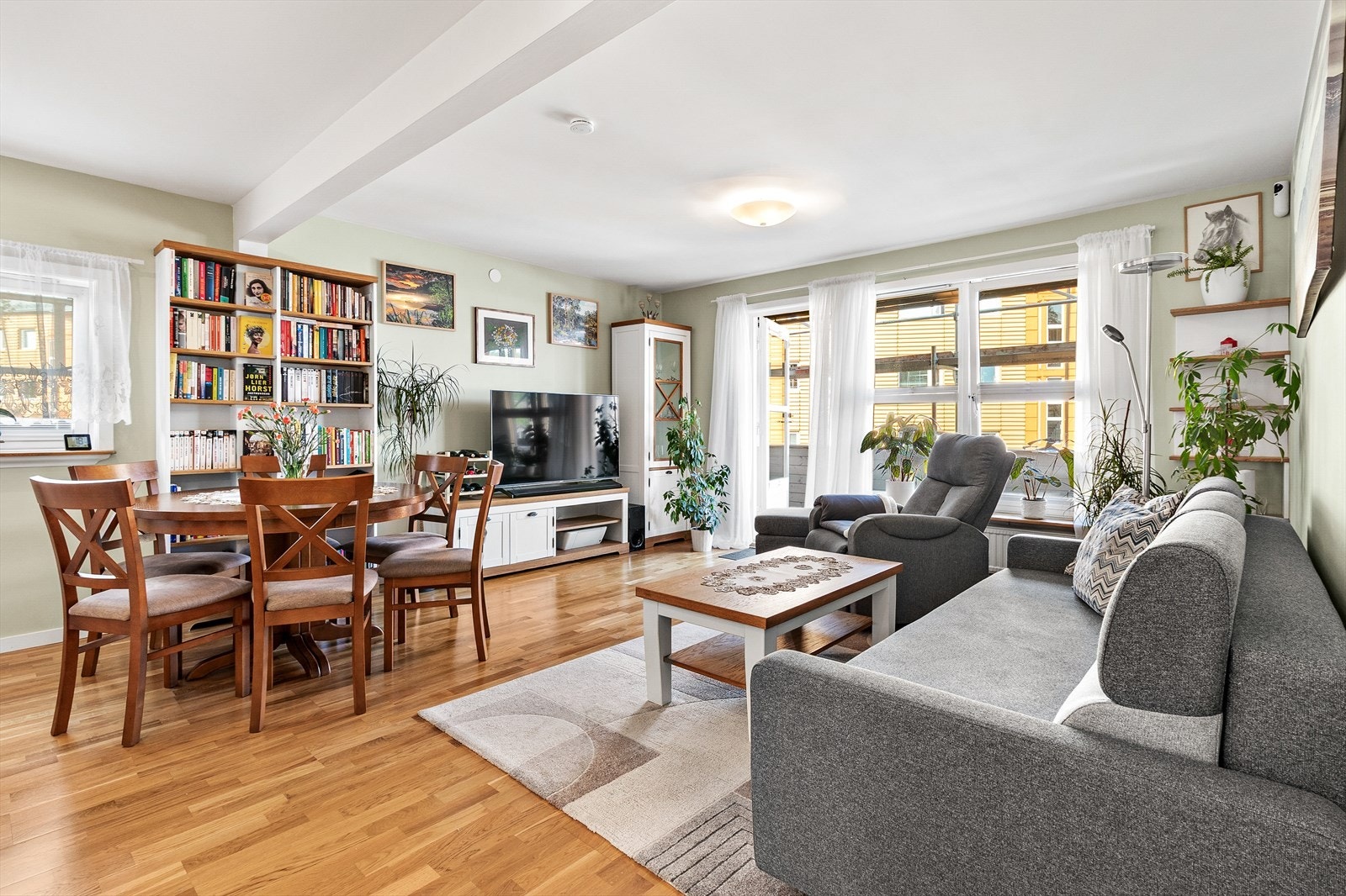 Åpen og trivelig stue med plass til både sofakrok og spisebord. Galleribilde