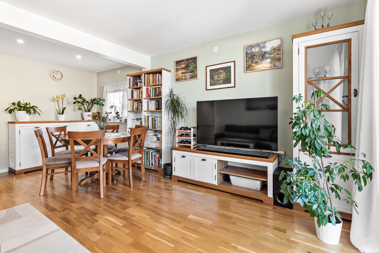 Sosial stue med fleksible møbleringsmuligheter. Galleribilde