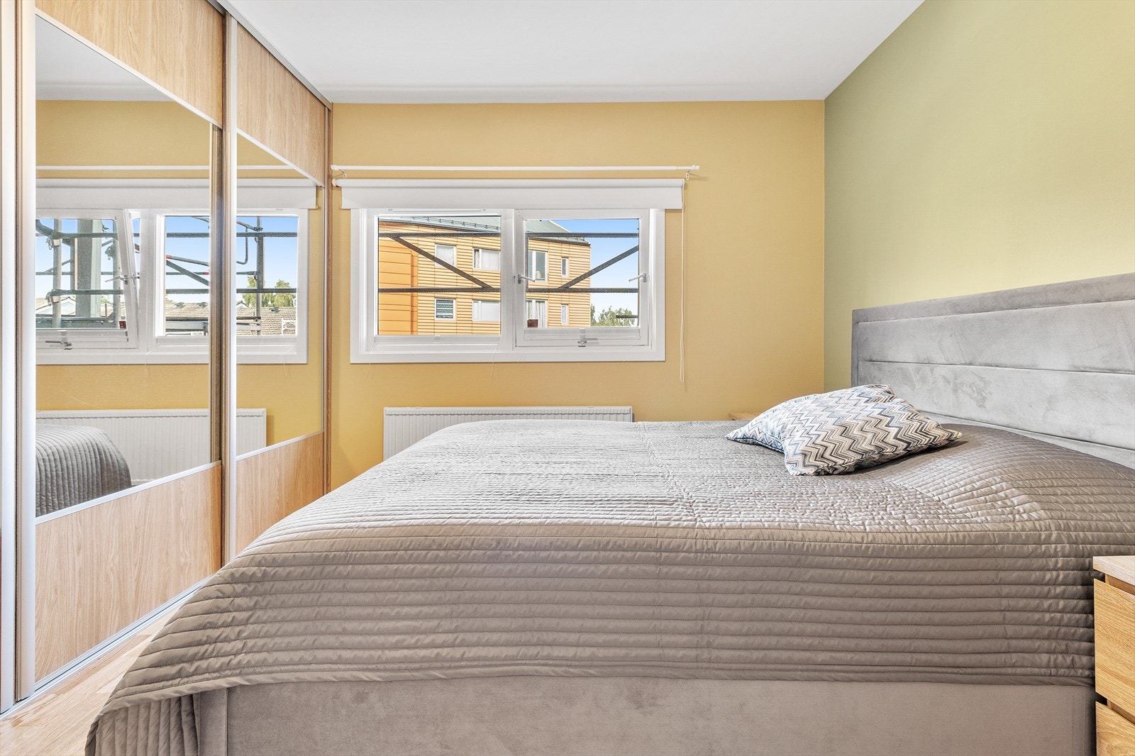 Romslig hovedsoverom med dobbeltseng og skyvedørsgarderobe. Galleribilde