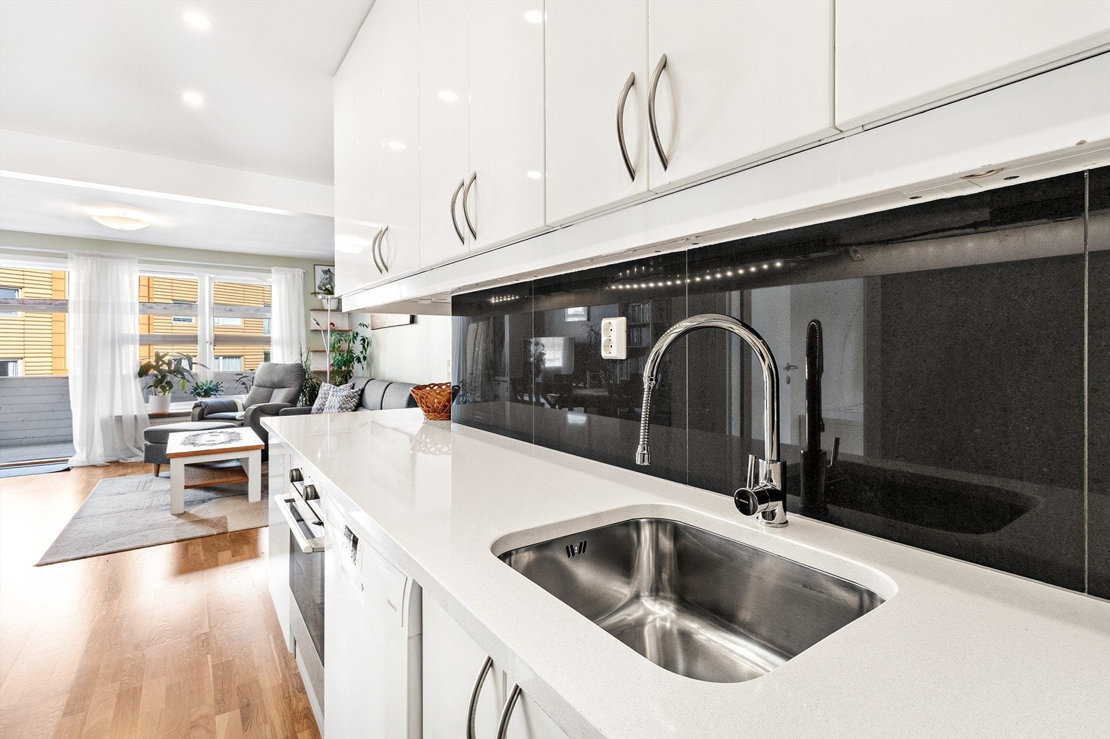 Lyst og funksjonelt kjøkken med godt med skapplass. Galleribilde