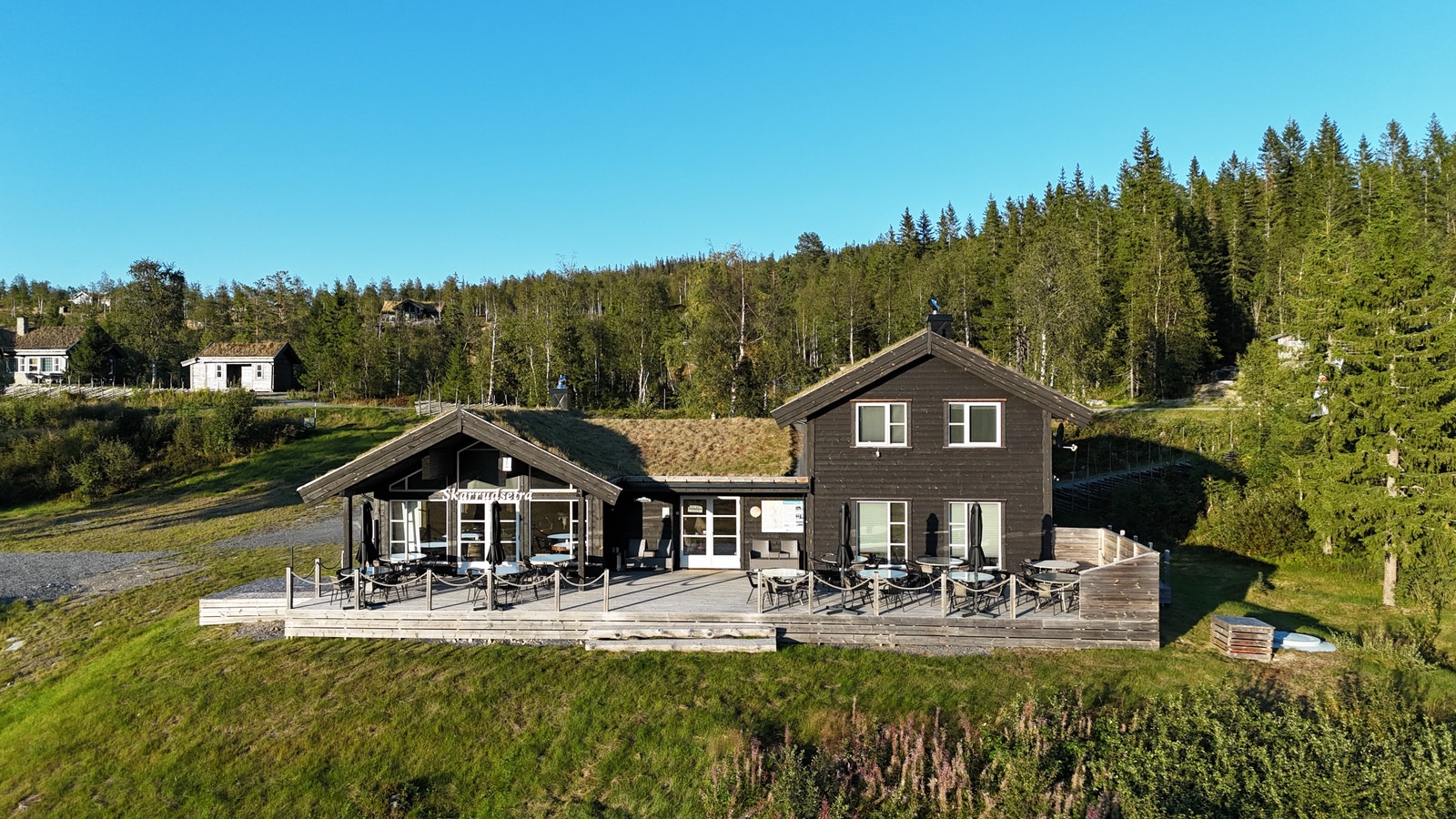 Skarrudsetra ligger på hyttefeltet. Servering med alle rettigheter og et usedvanlig gjestfritt vertskap. Her føler man seg virkelig velkommen Galleribilde