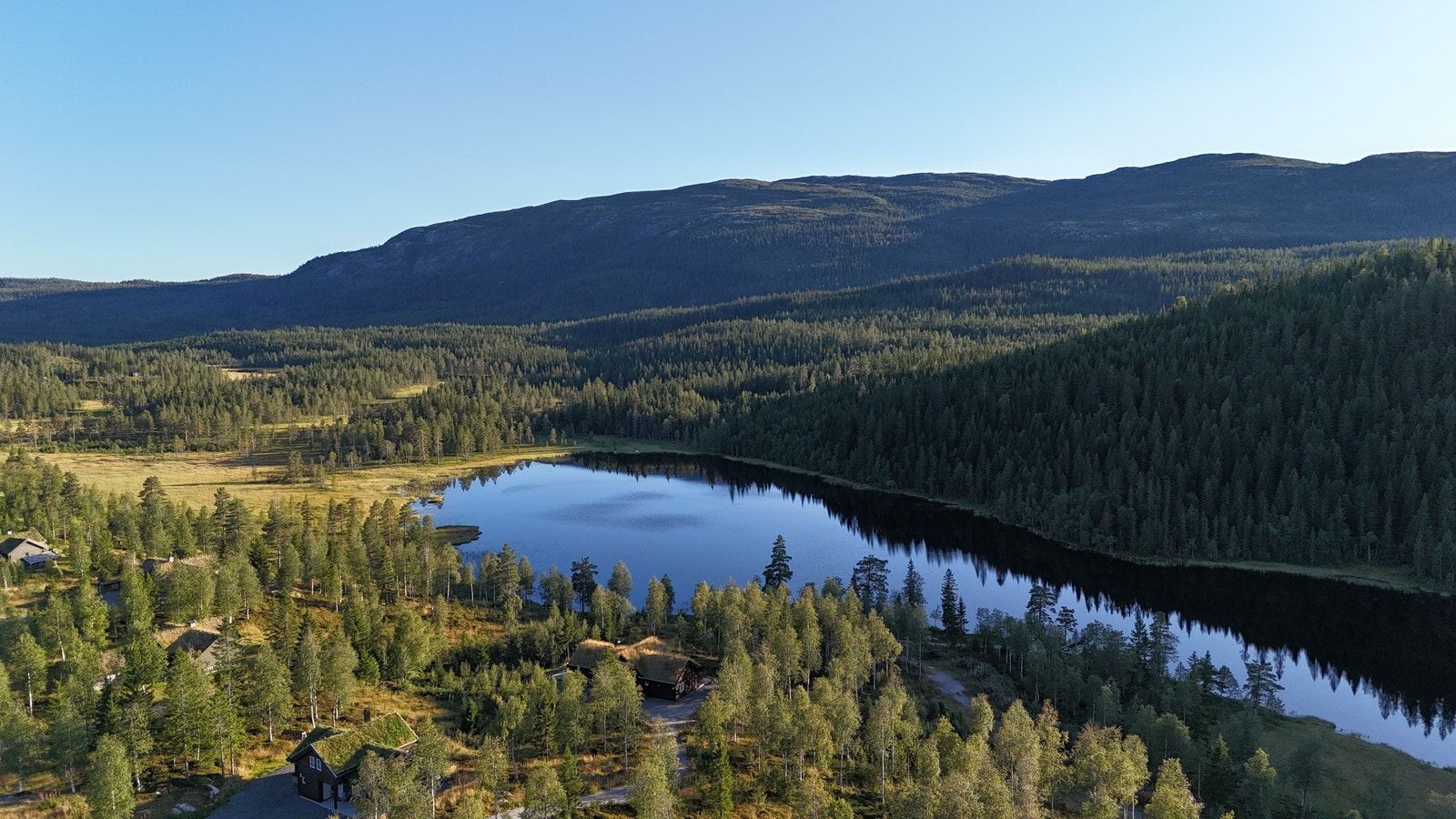 Utsikt mot Killingtjernet og opp mot snaufjellet Galleribilde