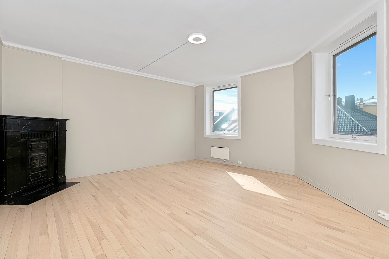 Stor og romslig stue/soverom med mange muligheter for innredning. Galleribilde