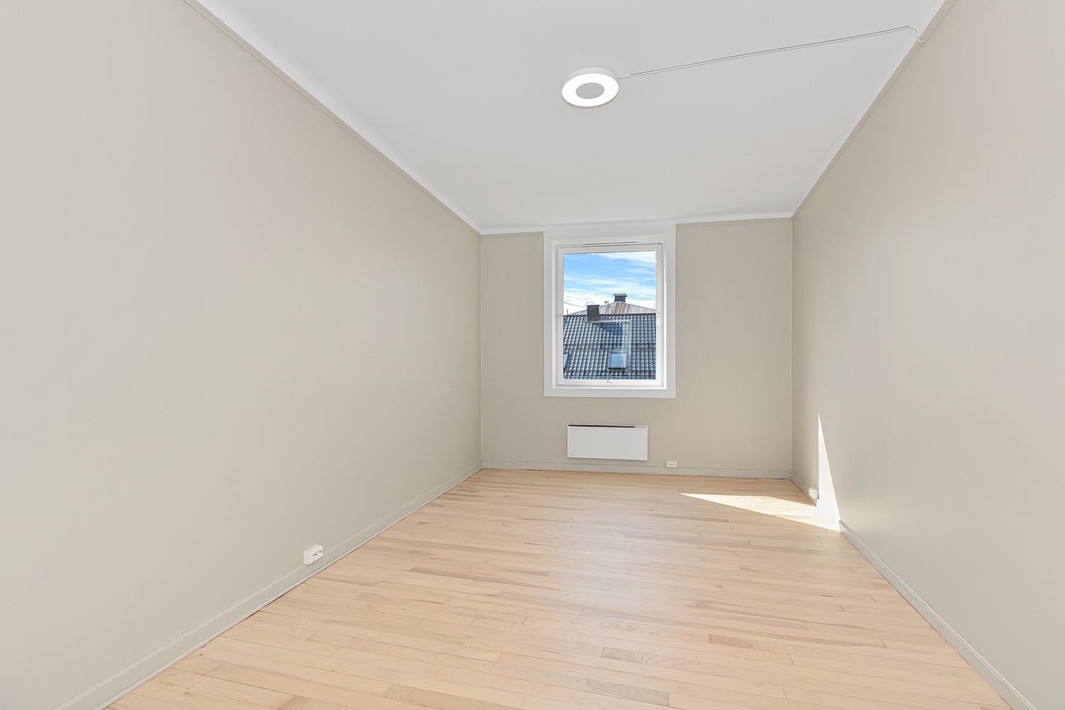 Stort og romslig soverom. Plass til blant annet seng og garderobeskap Galleribilde