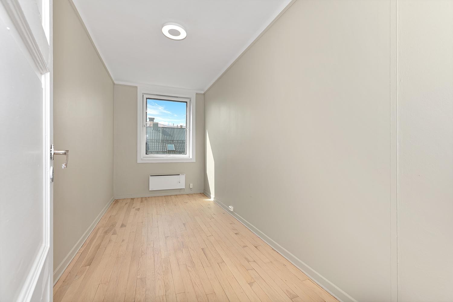 Stort og romslig soverom. Plass til blant annet seng og garderobeskap Galleribilde