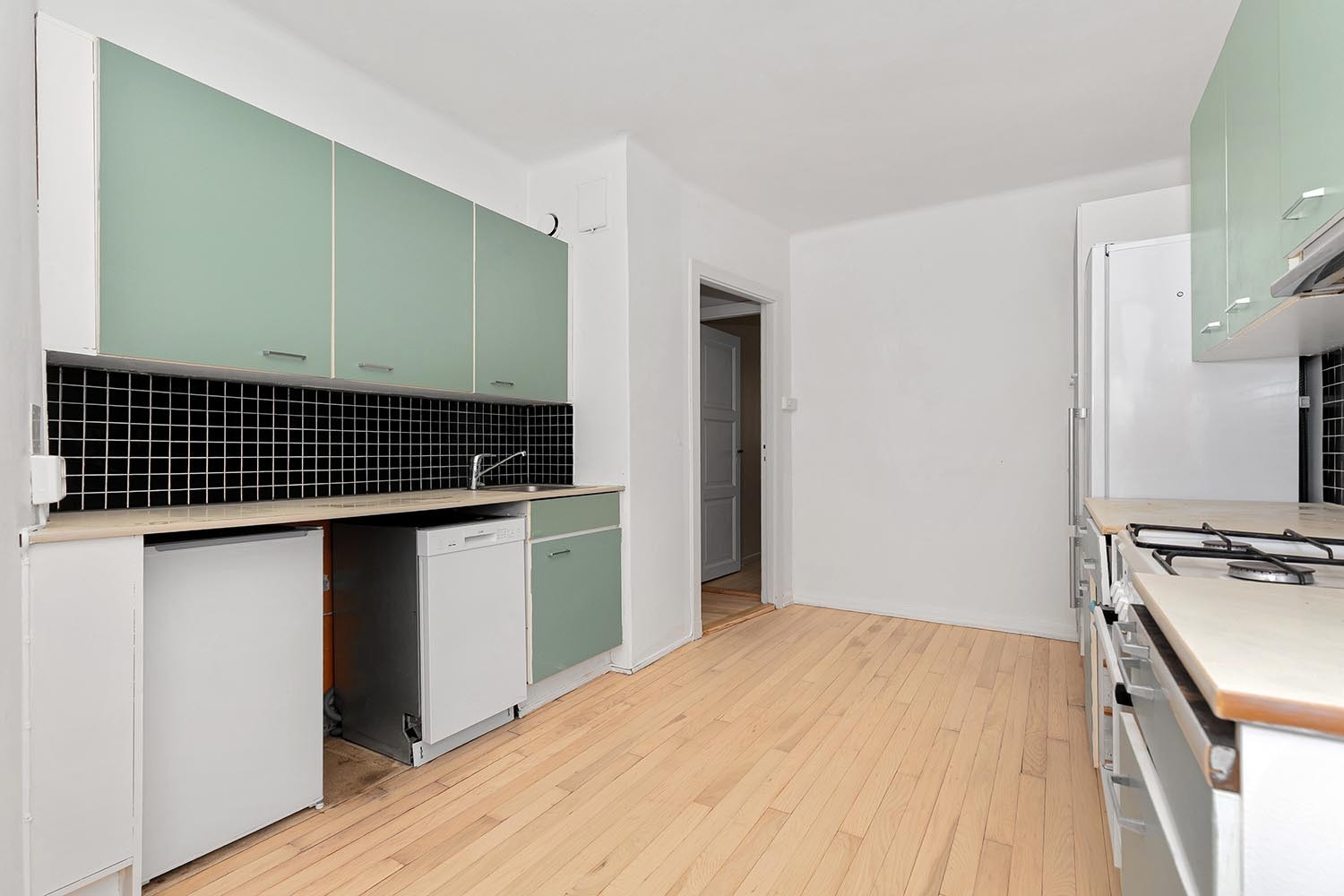 Oppvaskmaskin, komfyr, kjøleskap og fryser følger med. Galleribilde