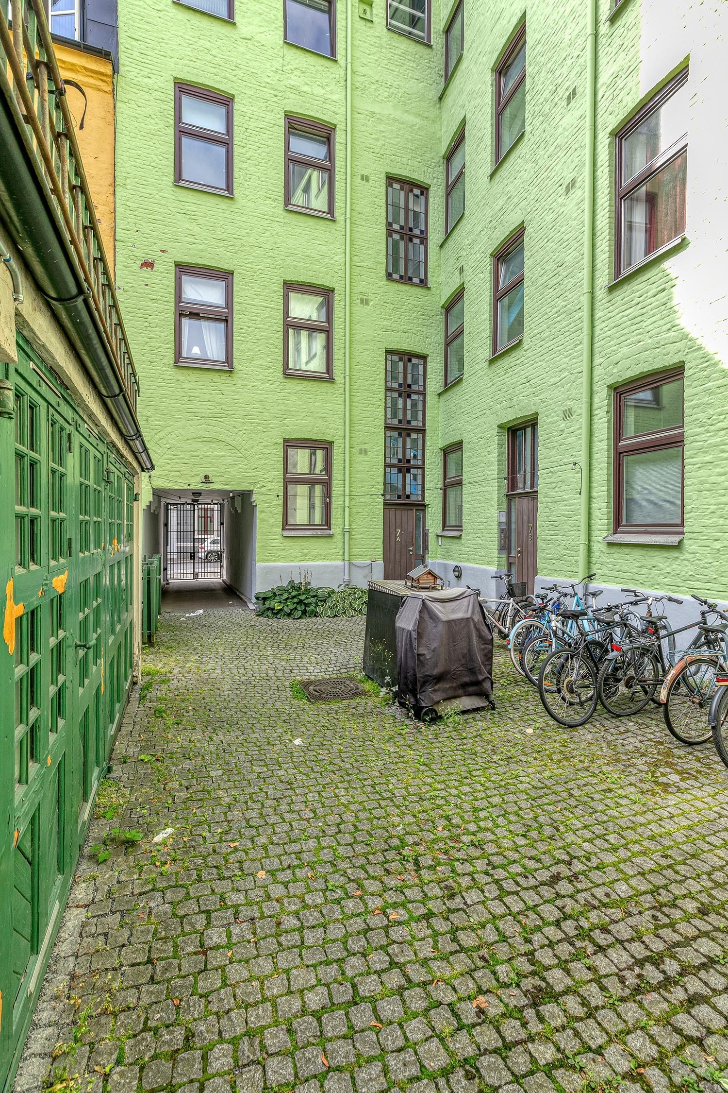 Bakgård. Galleribilde