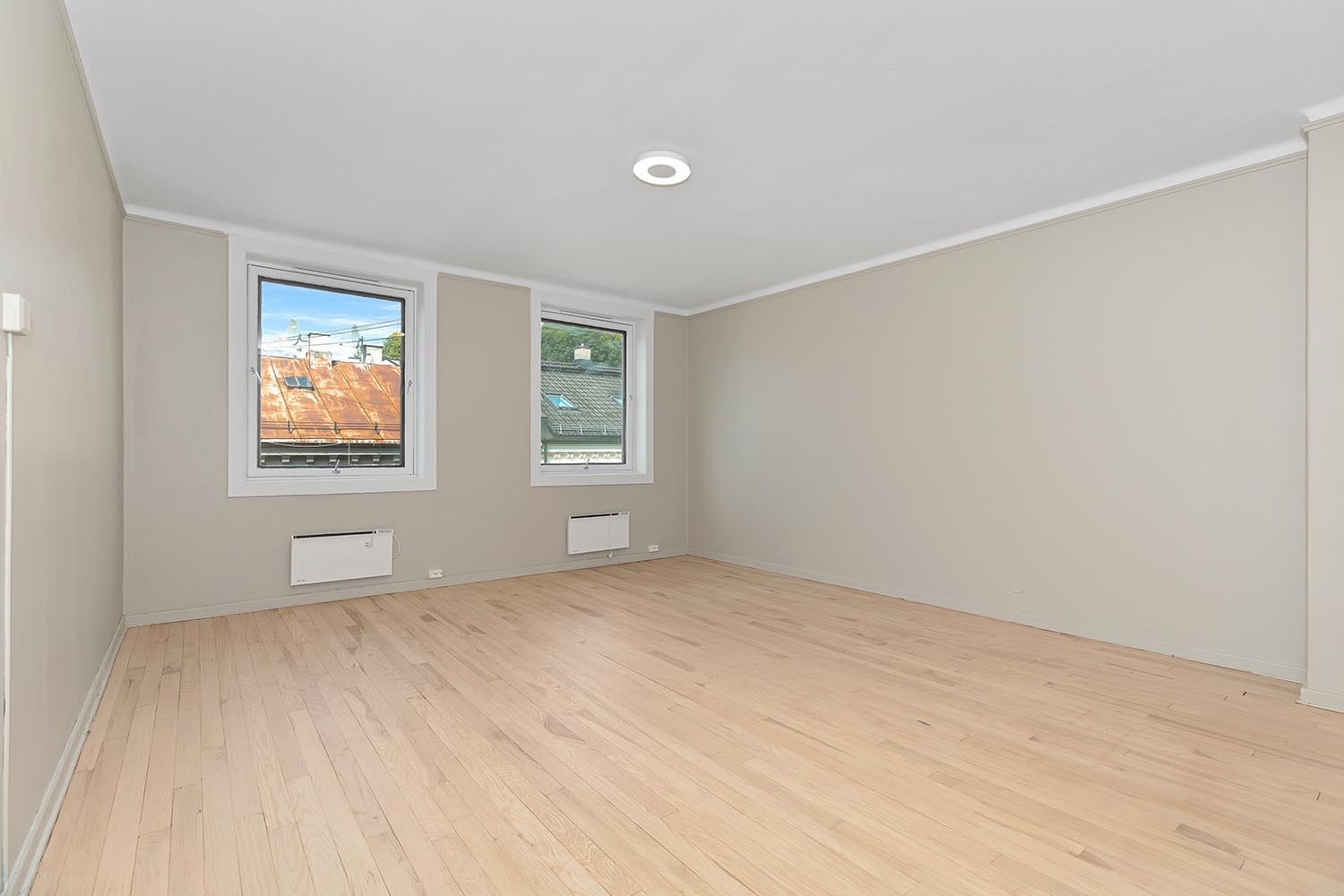 Stort og romslig soverom. Plass til blant annet dobbeltseng og garderobeskap Galleribilde