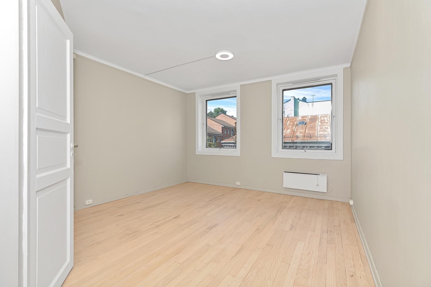 Stort og romslig soverom. Plass til blant annet dobbeltseng og garderobeskap Galleribilde