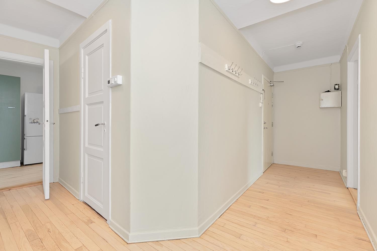 Romslig entré med god plass til å henge fra seg yttertøy. Galleribilde