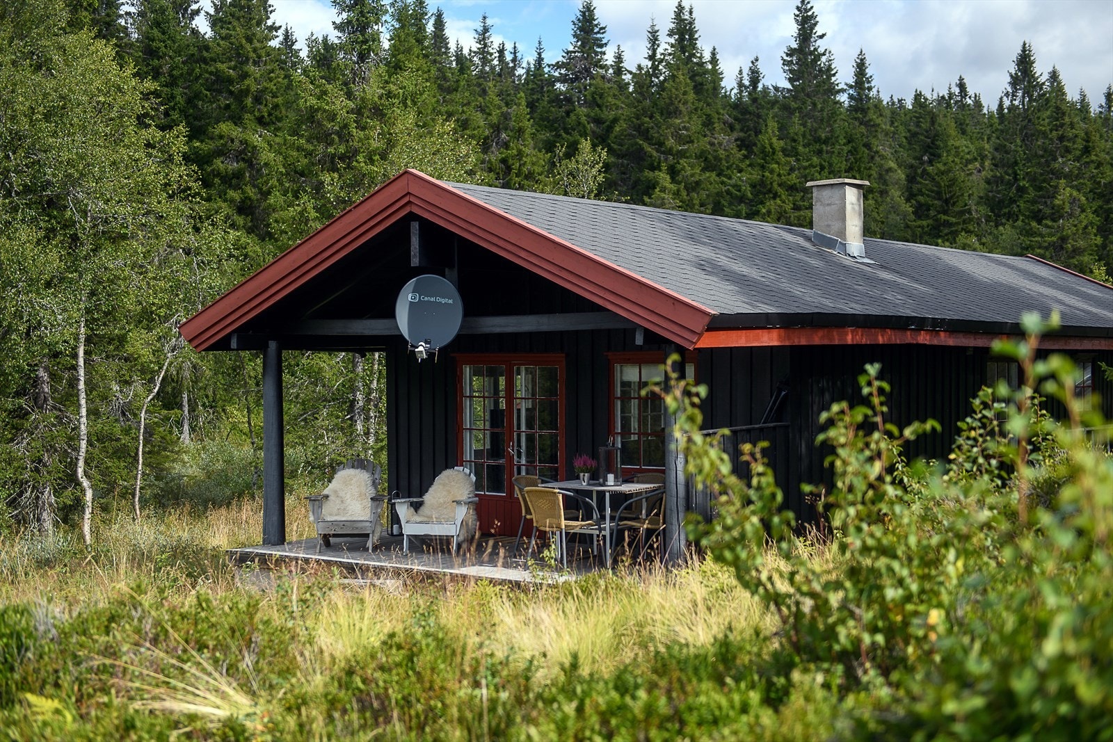 Takoverbygget terrasse med plass til utemøbler Galleribilde