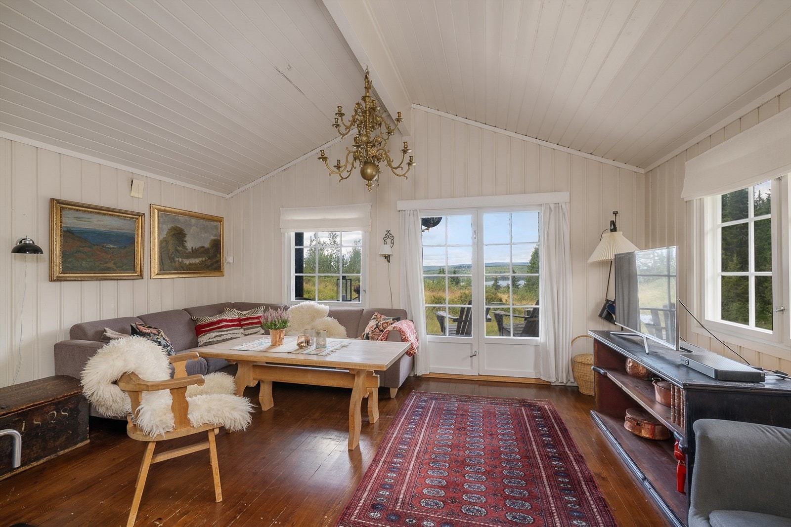 Innvendig har hytta lyse overflater Galleribilde