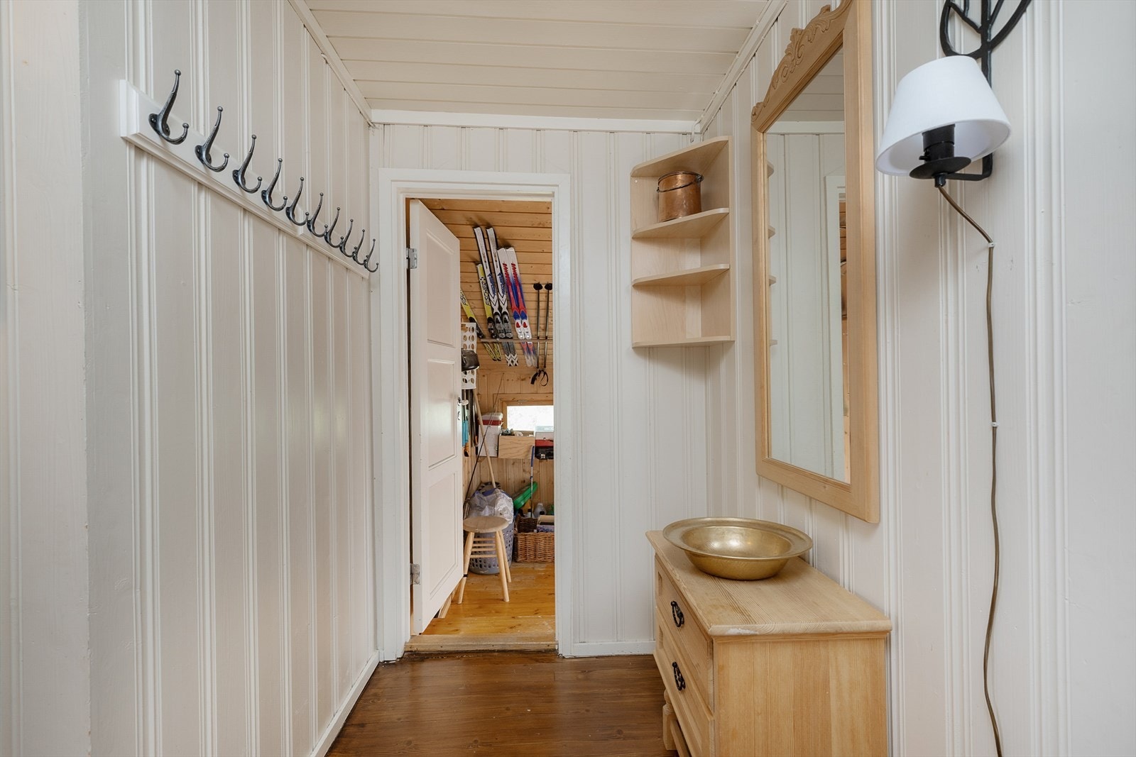 Innvendig bod med videre adkomst til hyttebad m.m Galleribilde