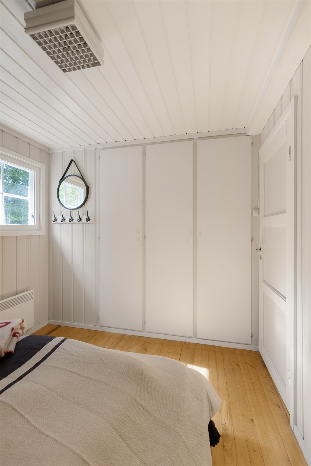 Hoved soverommet plassbygget garderobeskap Galleribilde