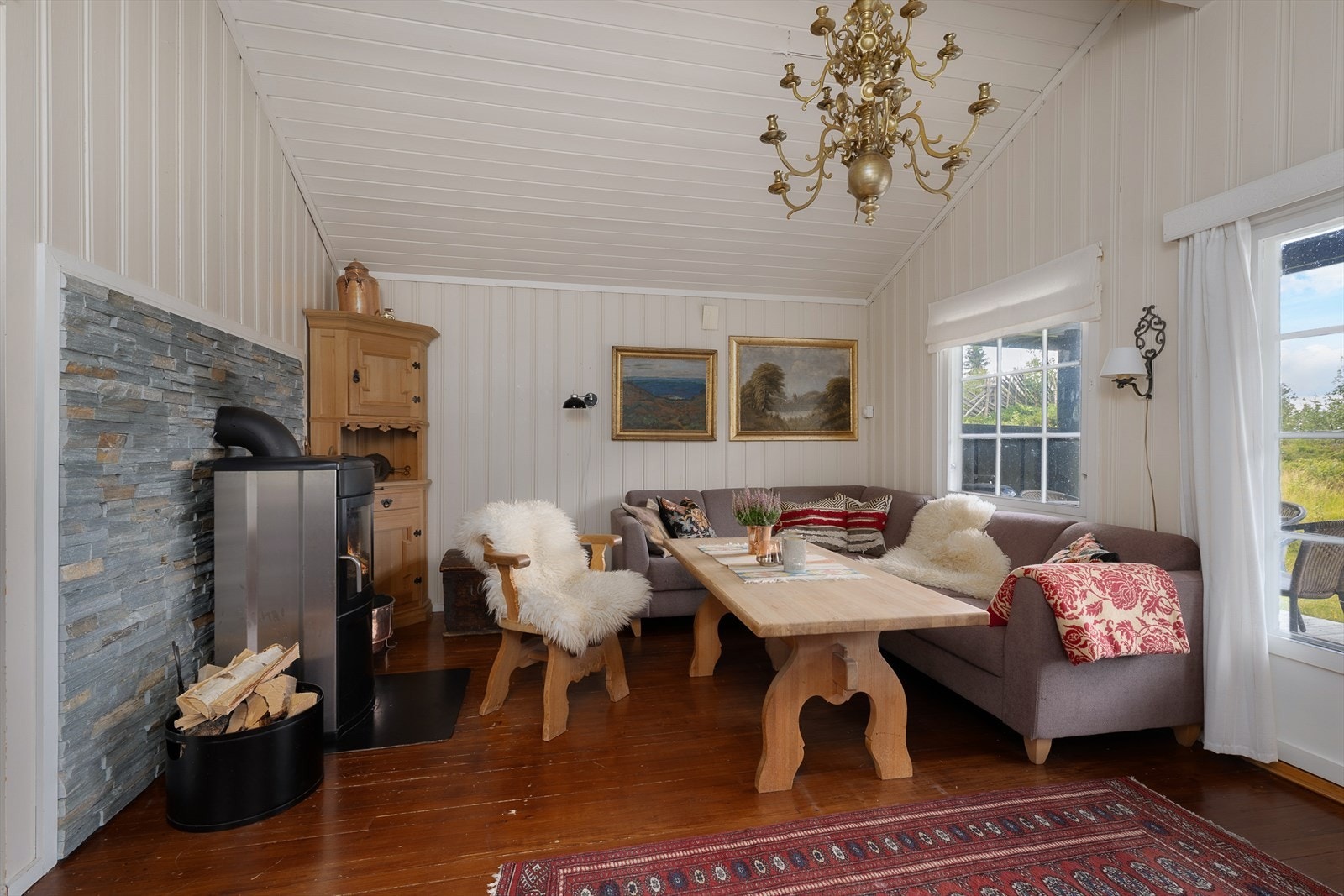 Det er plass til hjørnesofa i stuen Galleribilde