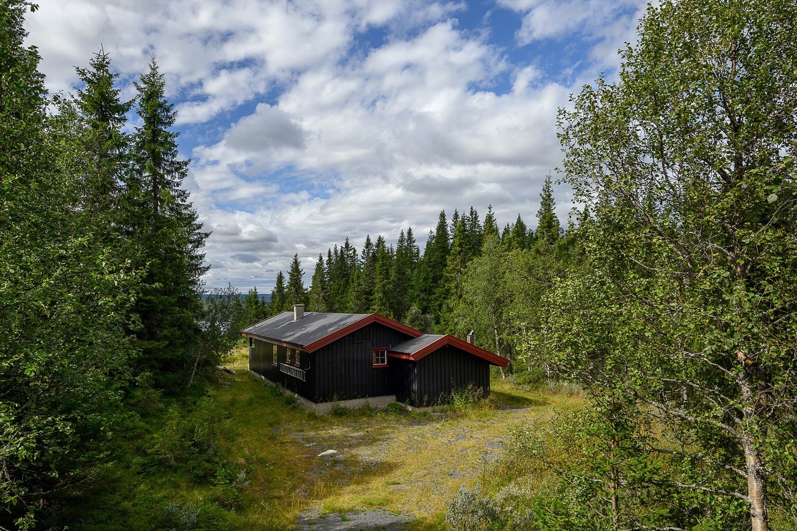 Eiendommen har helårsvei via gruset vei Galleribilde