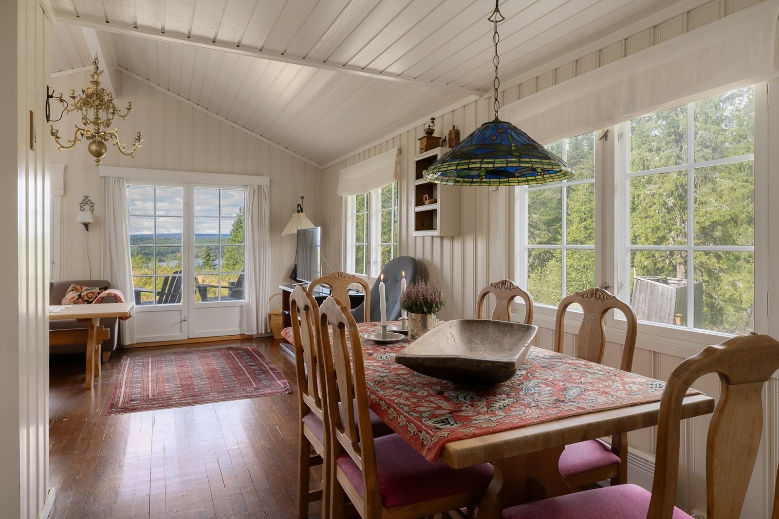 De store vindusflatene bidrar med naturlig belysning og bevarer en flott utsikt Galleribilde