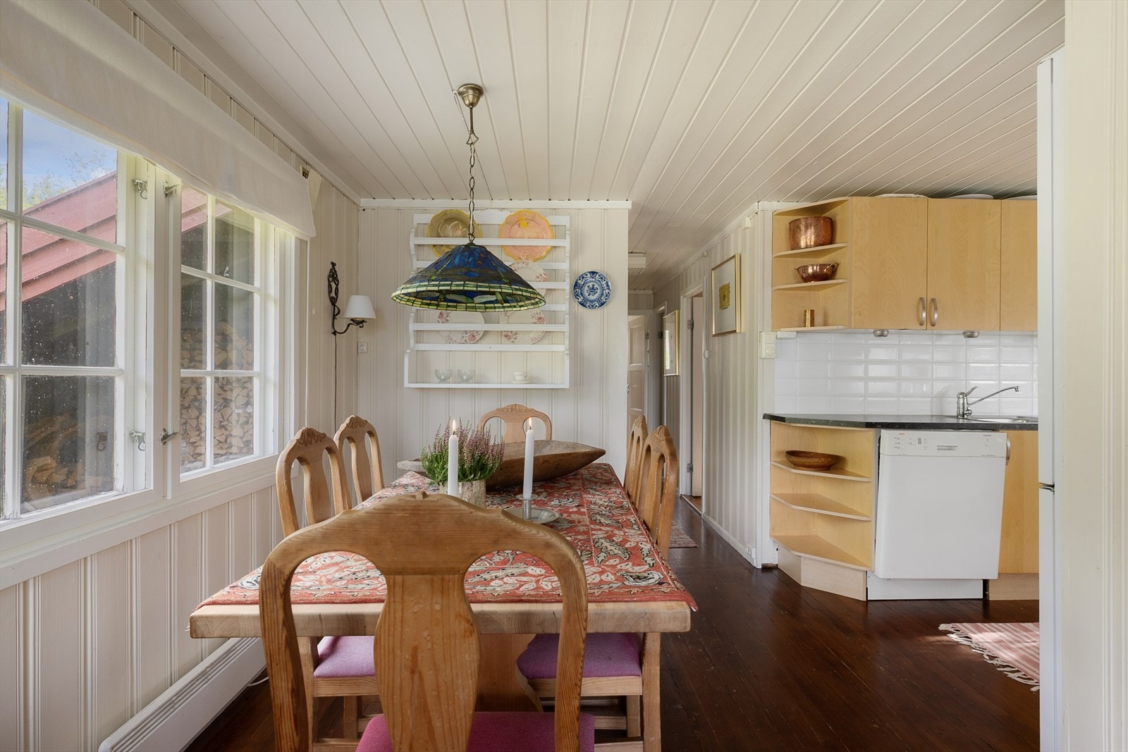 Spisestue og kjøkken i åpen løsning Galleribilde