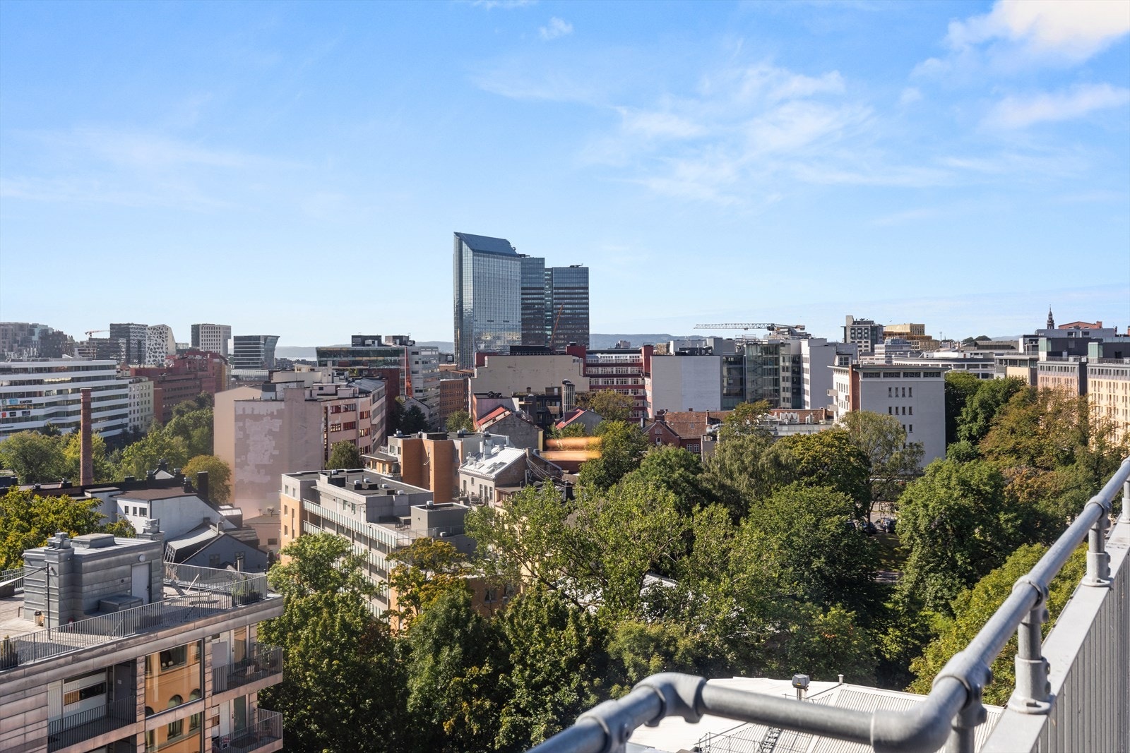 Fantastisk utsikt over byen og nydelige solforhold. Galleribilde