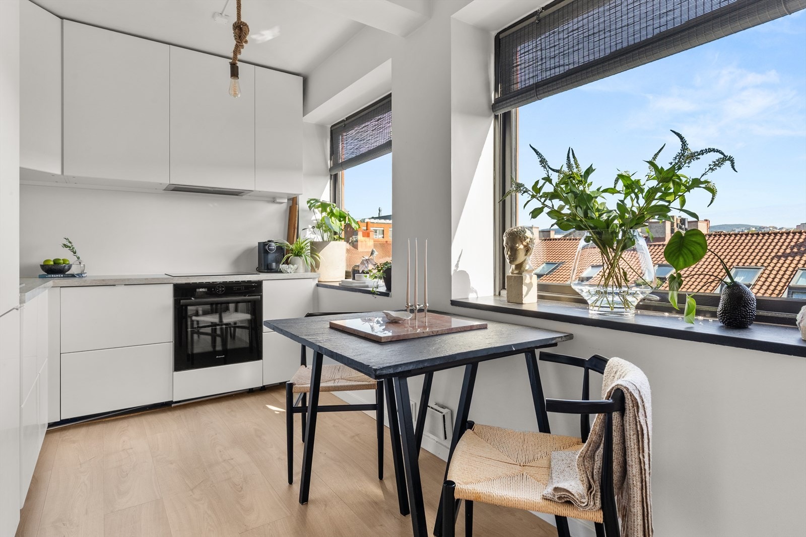 Lekkert kjøkken fra 2021. Kjøkkenet har rikelig med benke-/ og skapplass, integrerte hvitevarer og plass til spisebord. Galleribilde