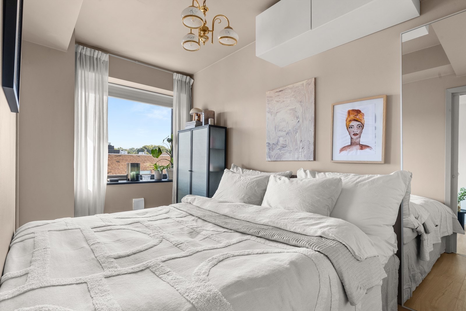 Romslig og innbydende soverom. Soverommet har god plass til dobbeltseng, tilhørende møblement, stort garderobeløsning og to innganger med skyvedører. Galleribilde