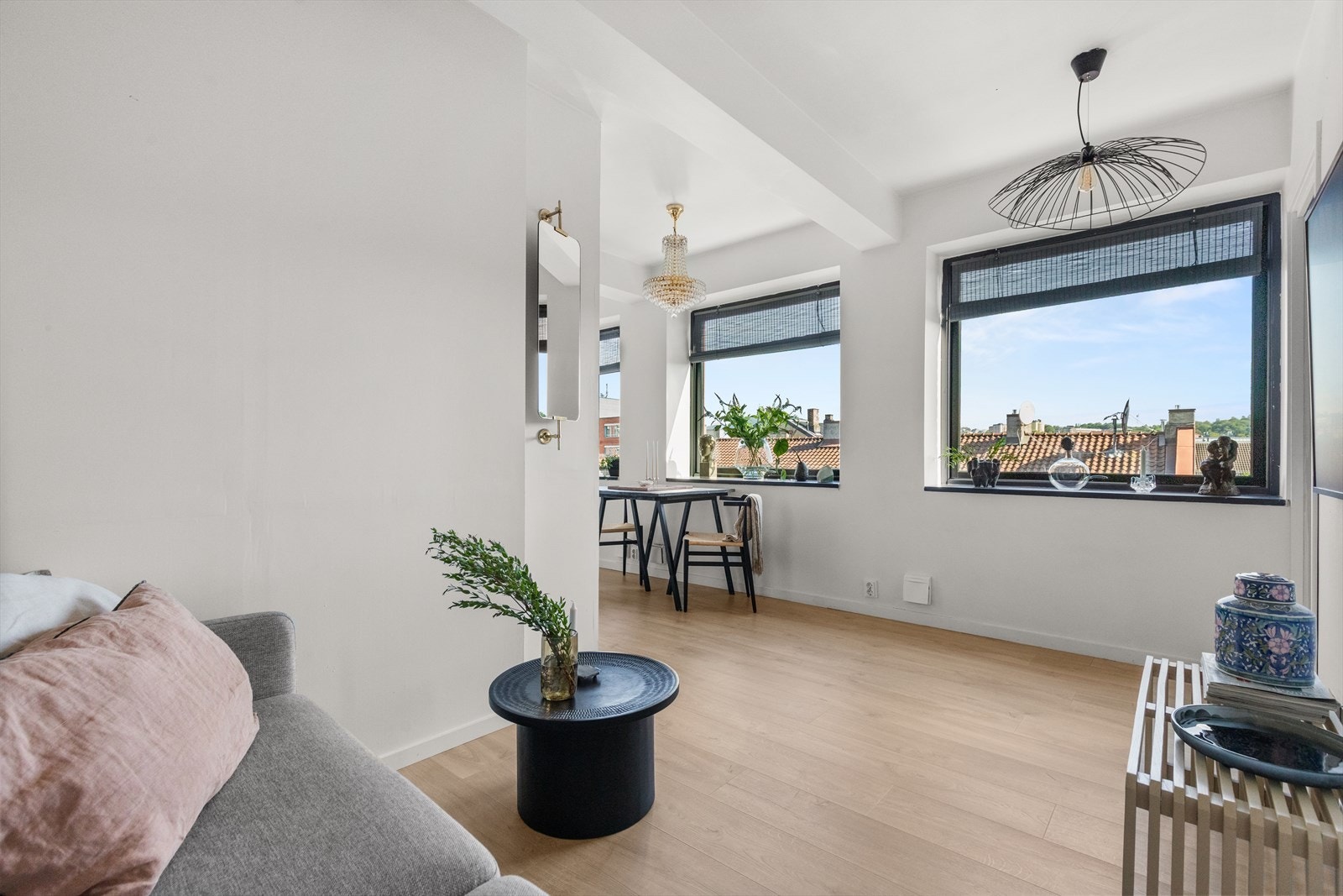 Leiligheten er malt i lyse, fine farger og har store vindusflater, som gir rikelig med naturlig lys. Galleribilde