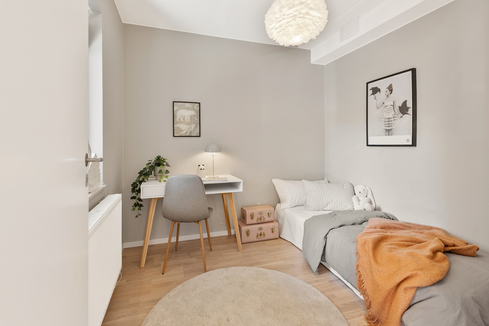 Boligens tredje soverom gir gode muligheter for seng og skrivepult. Galleribilde