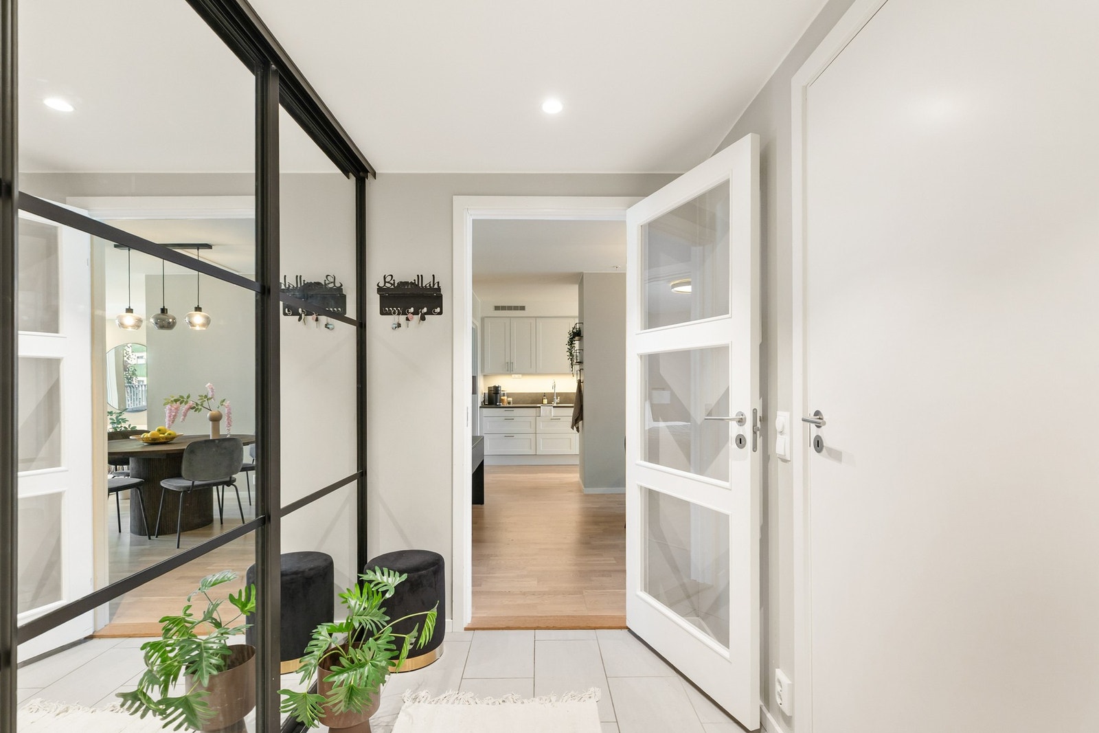 Boligens moderne entre integrerer et romslig garderobeskap med speil, perfekt å henge fra seg yttertøy og sko. Galleribilde