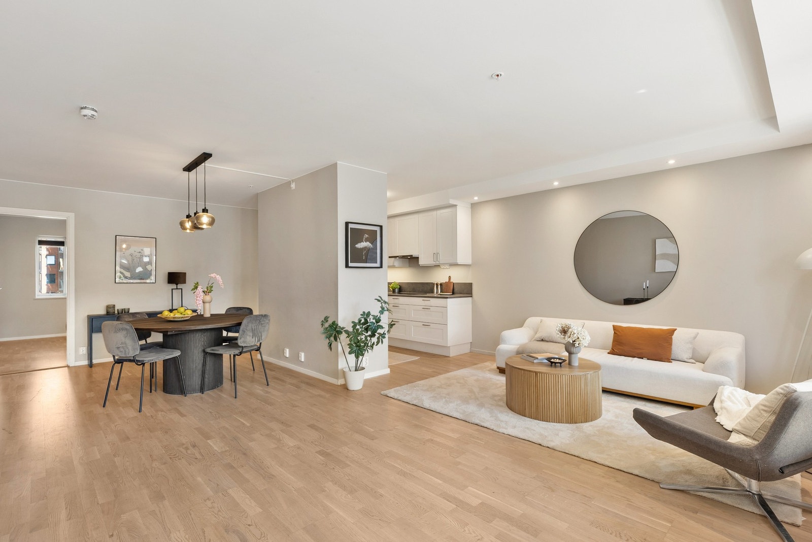 Hjerte i boligen er et svært innbydende og stort oppholdsrom delt inn i tre soner med stue, kjøkken og spisestue. Galleribilde