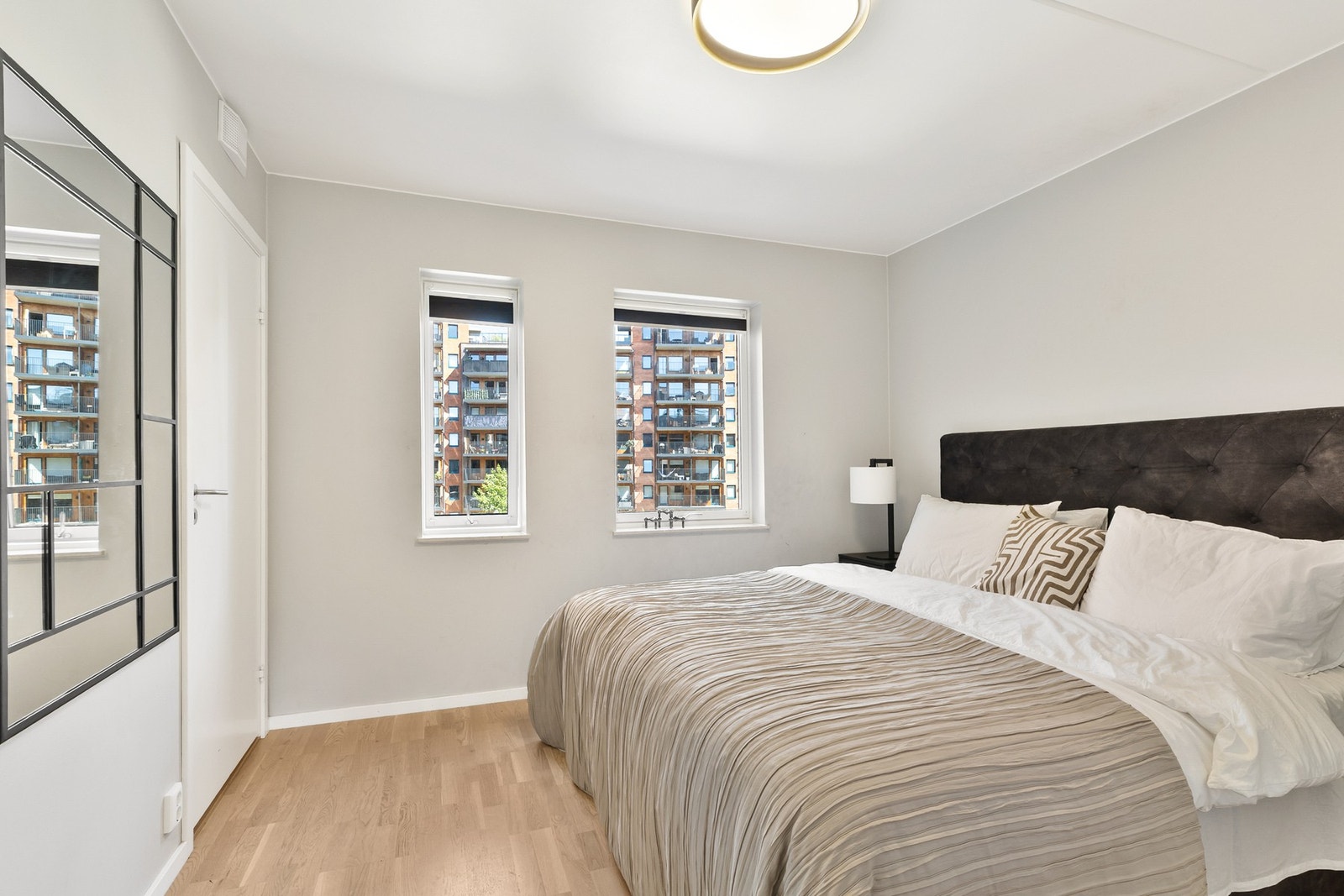 Mastersoverommet er lyst og moderne med dobbeltseng, skyvedørsgarderobe og åpen løsning mot et privat badrom. Galleribilde