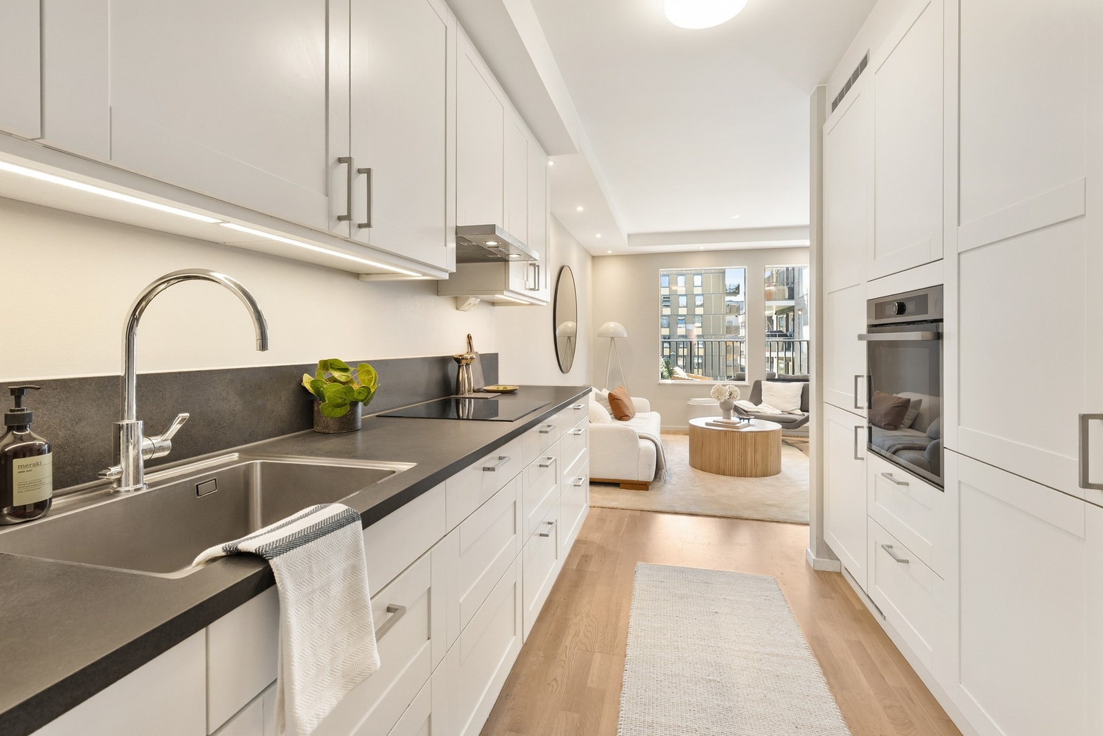 Kjøkkenet er utstyrt med integrert kjøleskap, platetopp, stekeovn og ventilator. Galleribilde