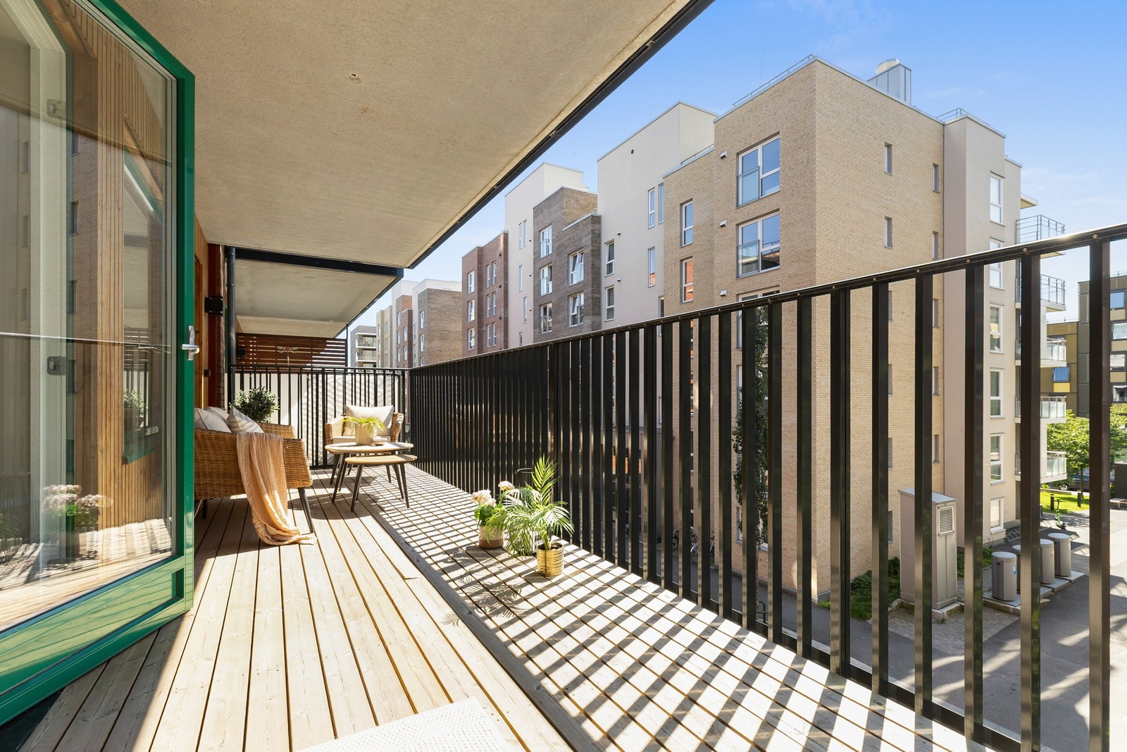 Stor og fantastisk balkong på 16,4m² med takoverbygg. Galleribilde