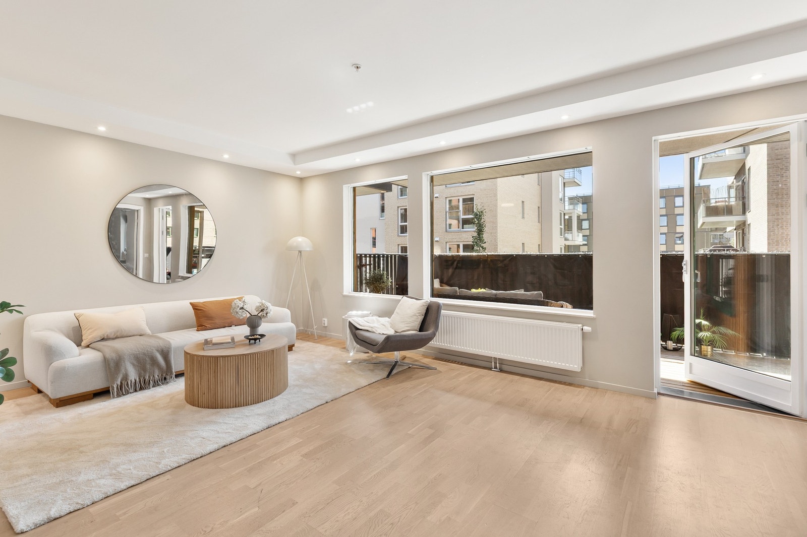 Fra stua har man utgang til leilighetens romslig balkong. Galleribilde