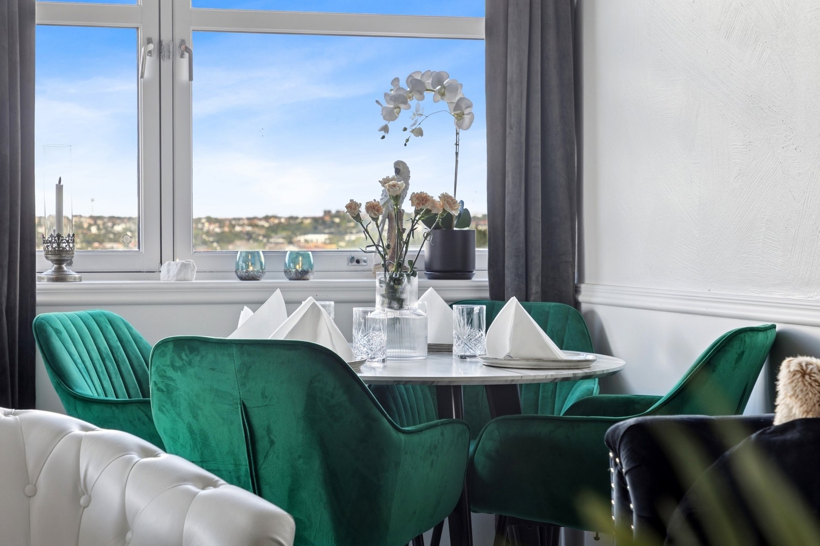 Romslig stue med god plass til både spisebord og sofakrok. Galleribilde