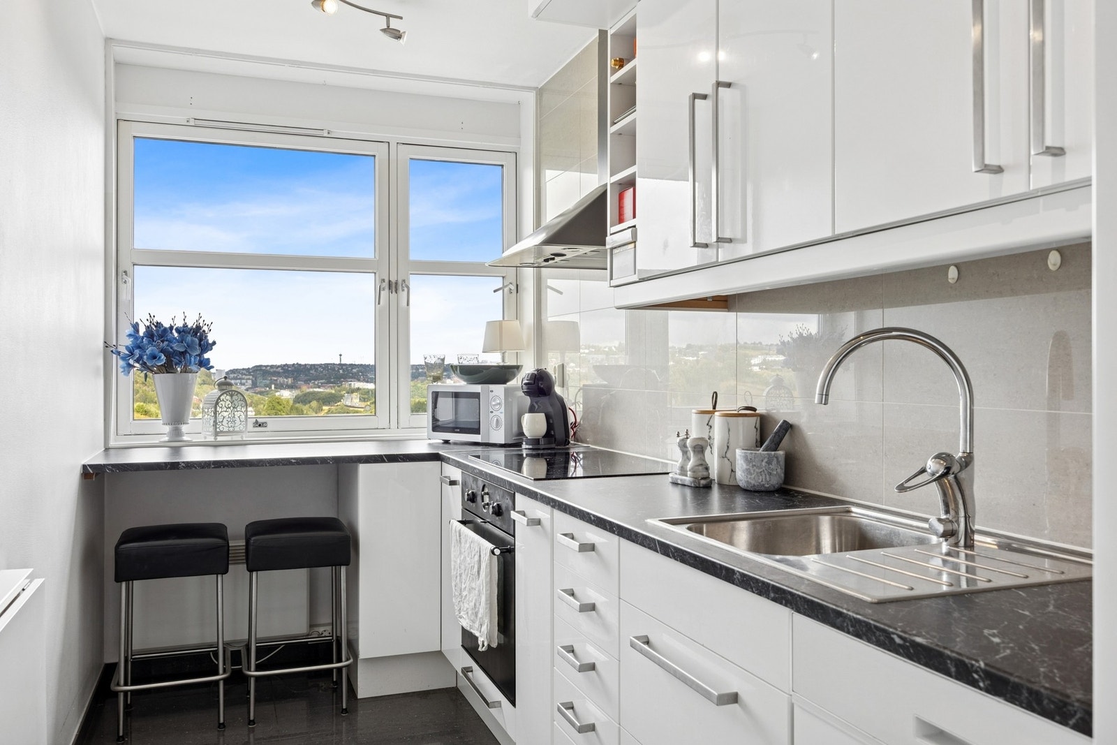 Kjøkkenet har rikelig med både skap- og benkeplass. Galleribilde