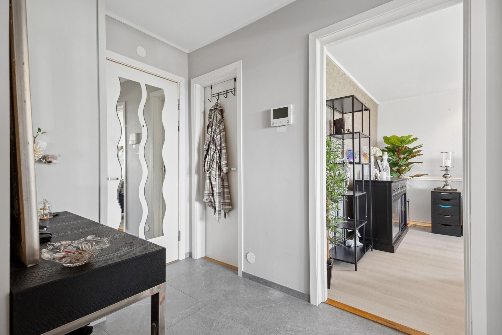 Leiligheten ligger i 10. etasje, med heis i bygget og umiddelbar nærhet til offentlig transport. Galleribilde