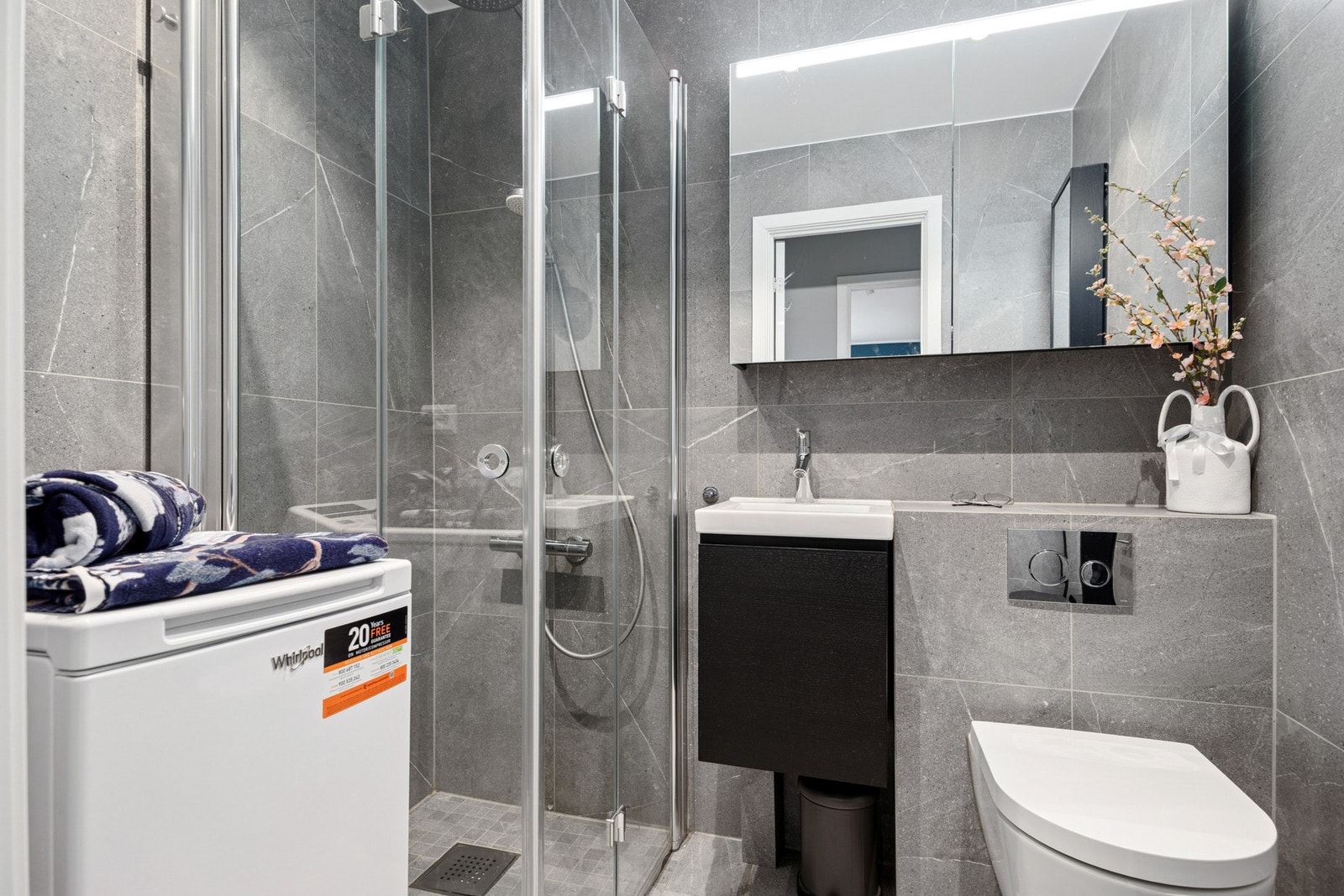 Flott, flislagt bad fra 2021 med dusjhjørne, moderne innredning og opplegg for vaskemaskin. Badet har fått TG0 på overflater og er utstyrt med gulvvarme. Galleribilde