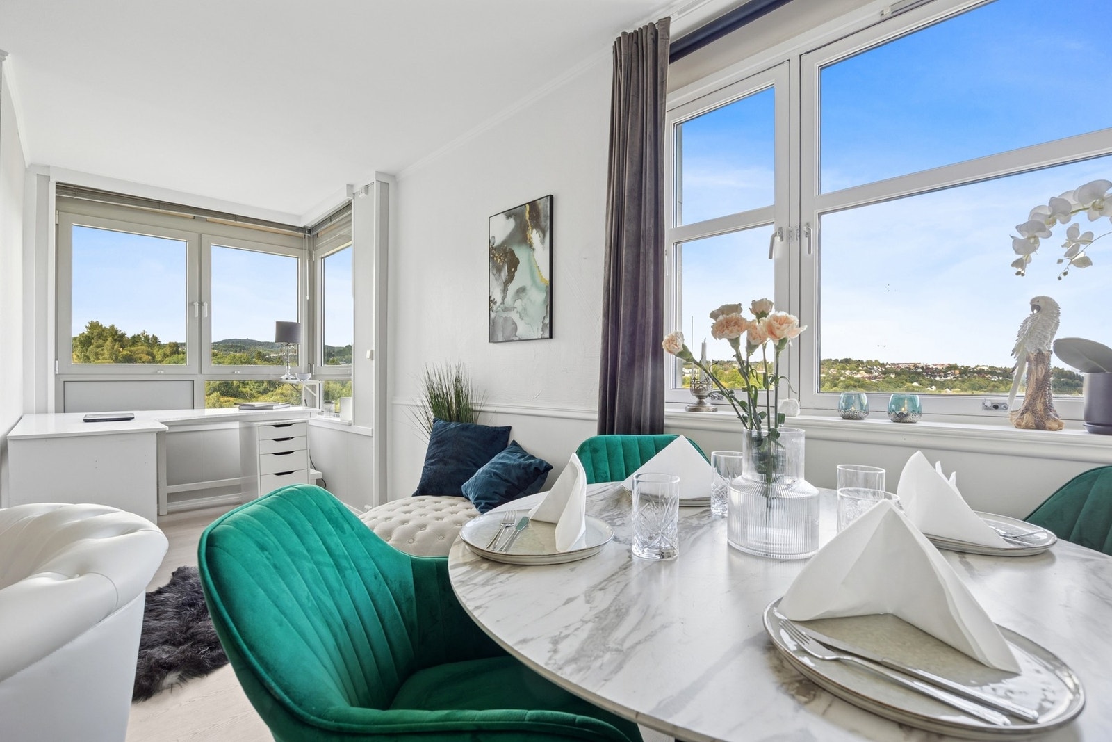 Stuen på ca. 25 kvm gir gode muligheter for fleksibel møblering. Galleribilde