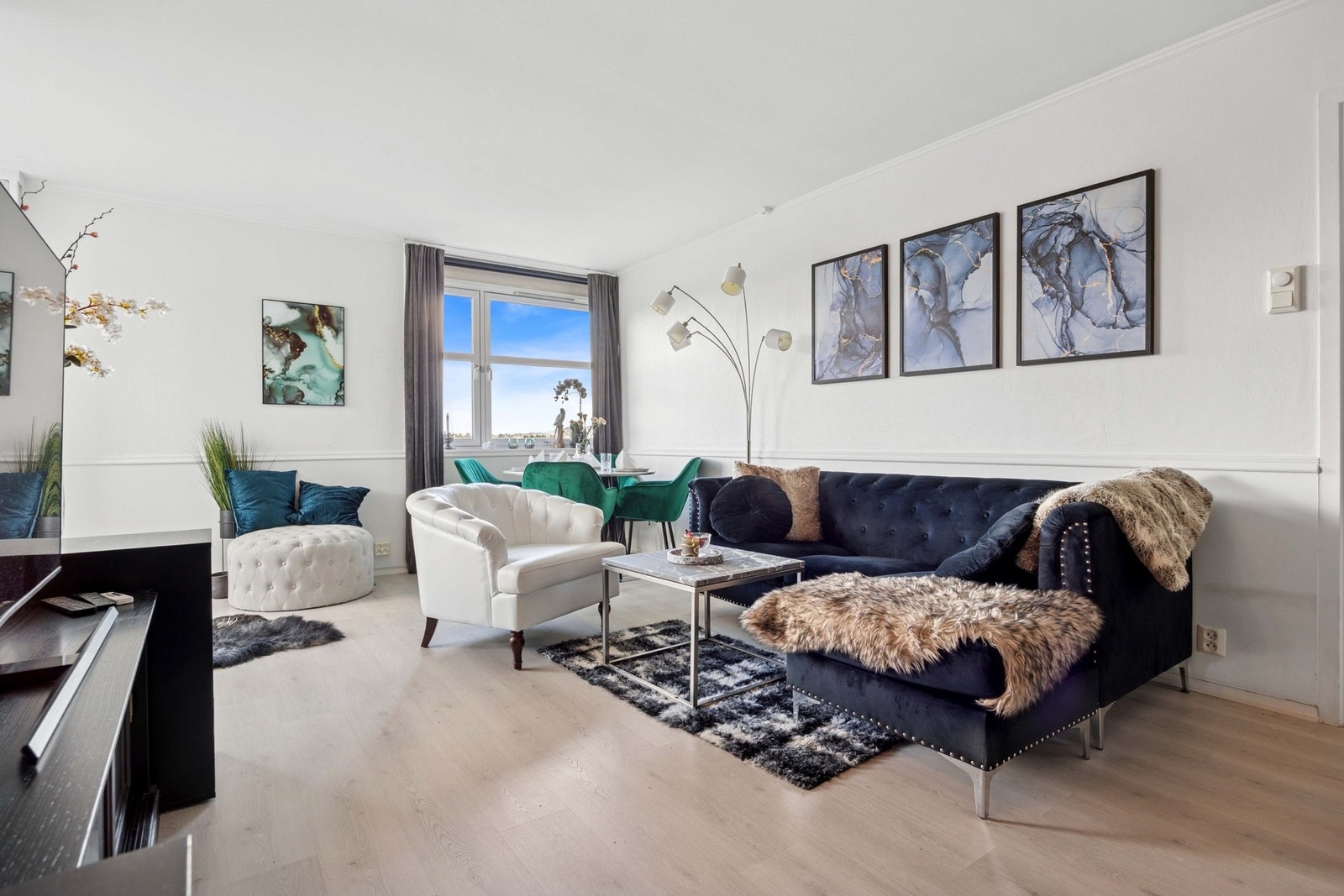 Store vindusflater gir stuen et lyst og luftig preg med en hyggelig atmosfære. Galleribilde