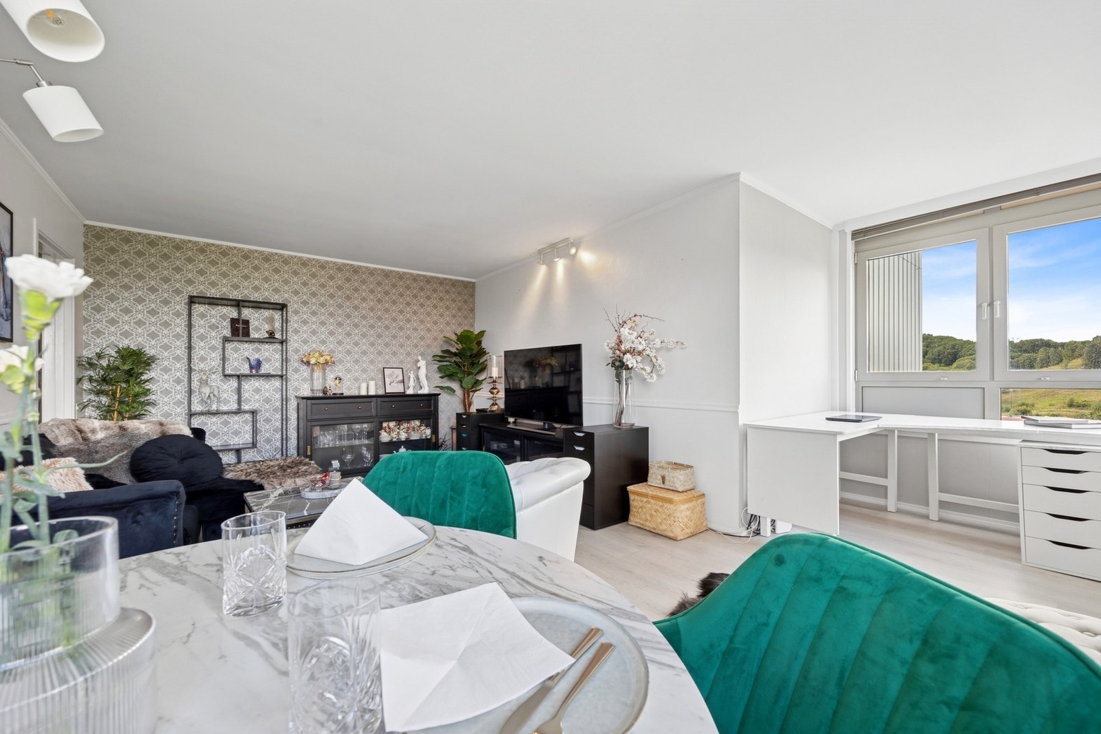 Mye er inkludert i felleskostnadene, blant annet kabel-TV, internett, varmtvann, kommunale avgifter og felles bygningsforsikring. Galleribilde