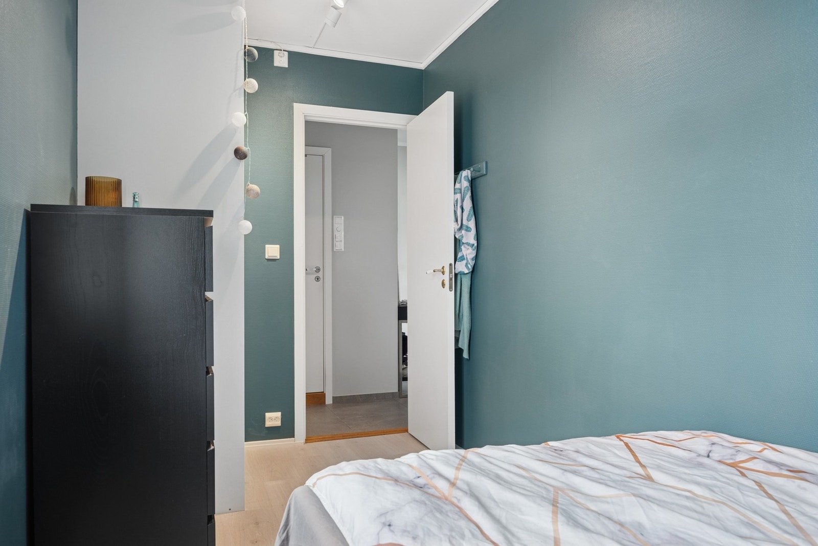 Soverommet har plass til dobbeltseng og garderobeskap. Galleribilde