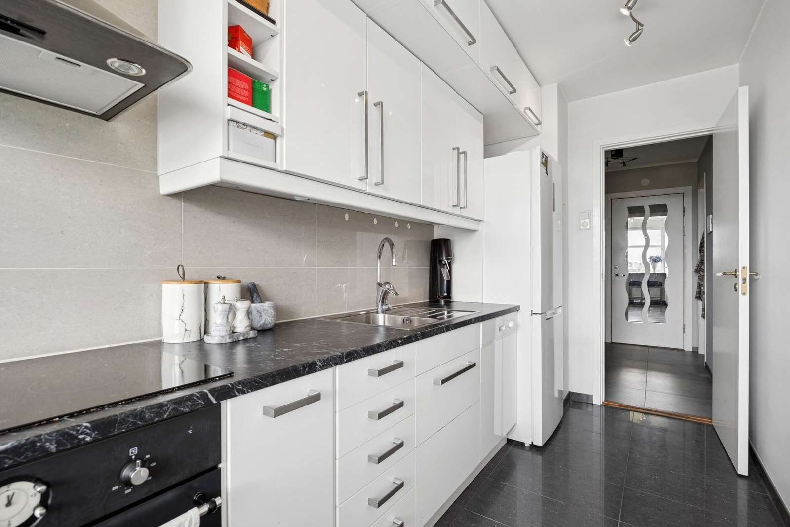 Lyst og stilrent IKEA-kjøkken med smarte løsninger, integrerte hvitevarer og rikelig skapplass. Galleribilde