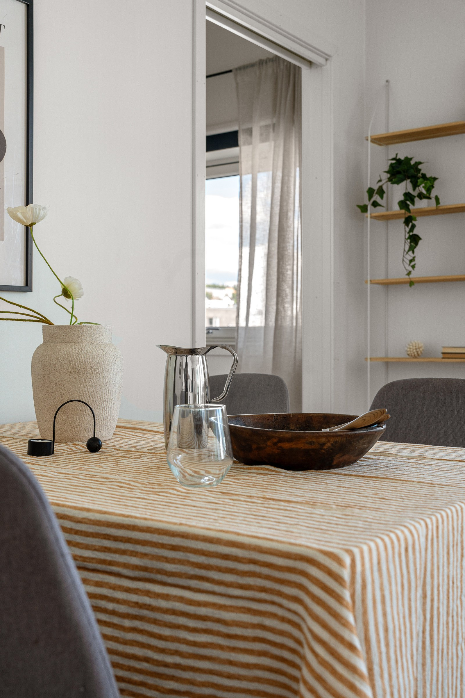 Hyggelig spiseplass med plass til langbord - hvor man kan samles til middager med venner og familie!