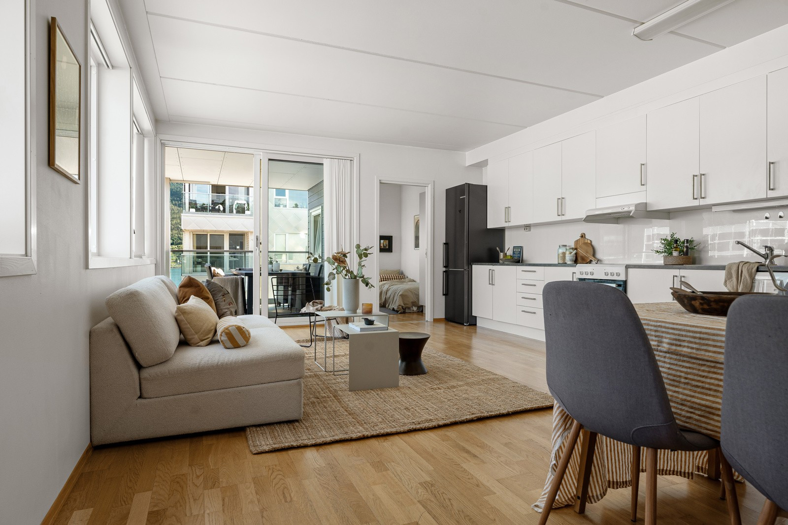Leiligheten har parkettgulv og har ellers tidsriktige farge- og materialvalg.