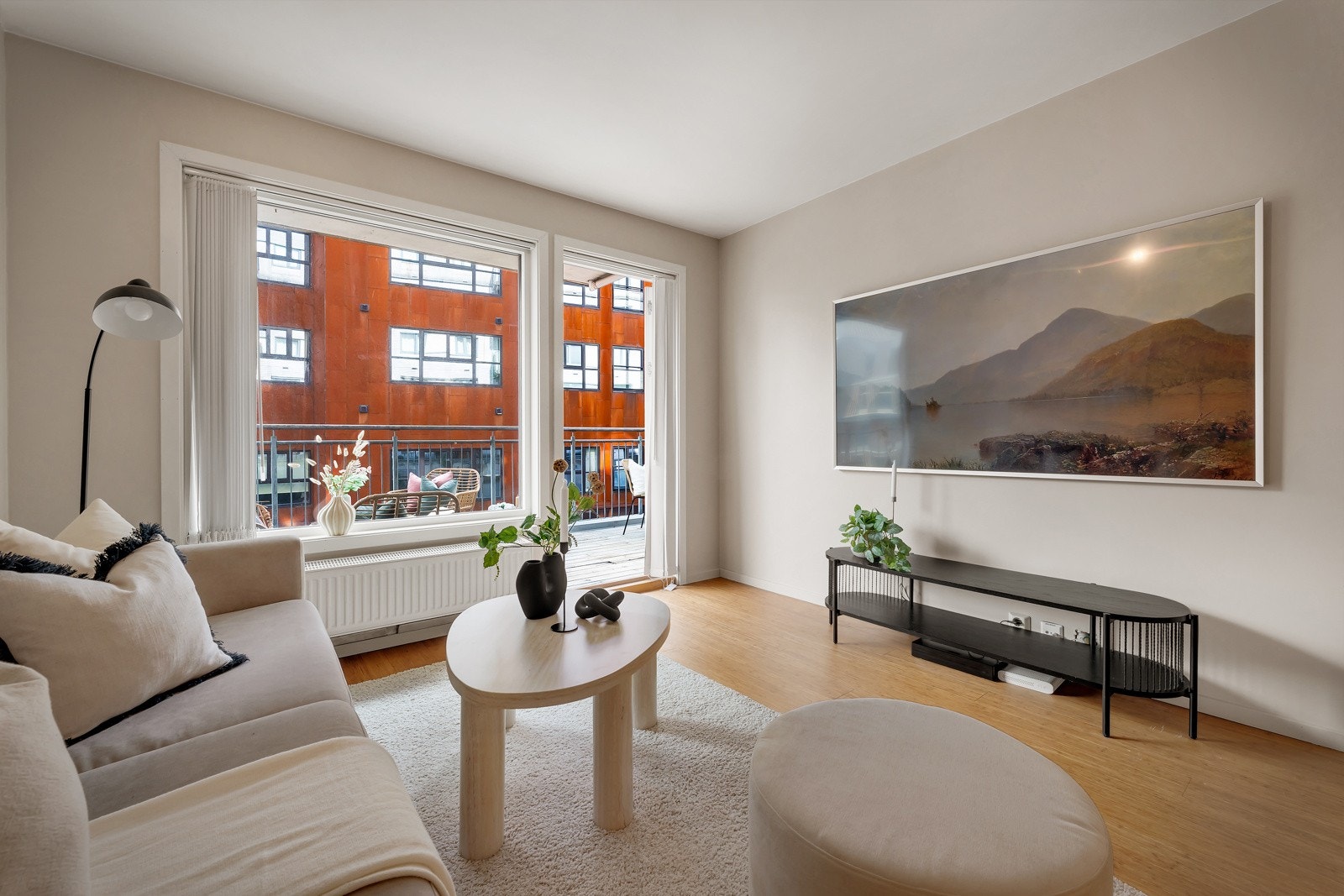 - Store vindusflater sikrer godt med lysinnslipp Galleribilde